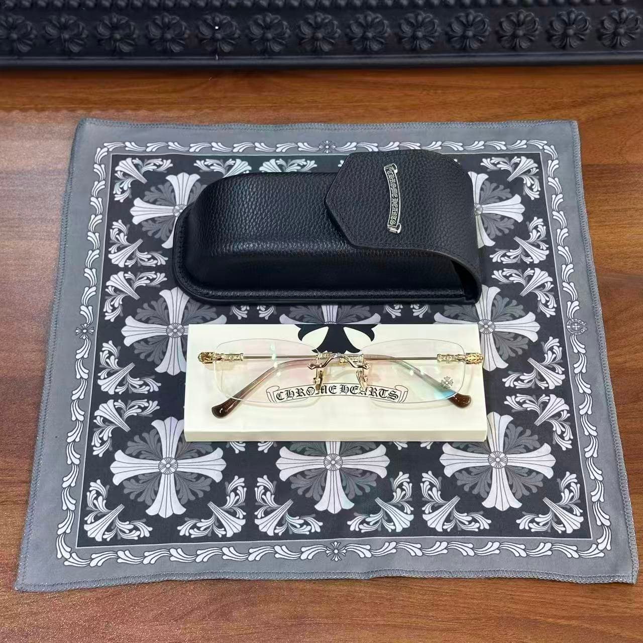 Очки Chrome Hearts PILLS III в комплекте с фирменным кожаным чехлом и салфеткой