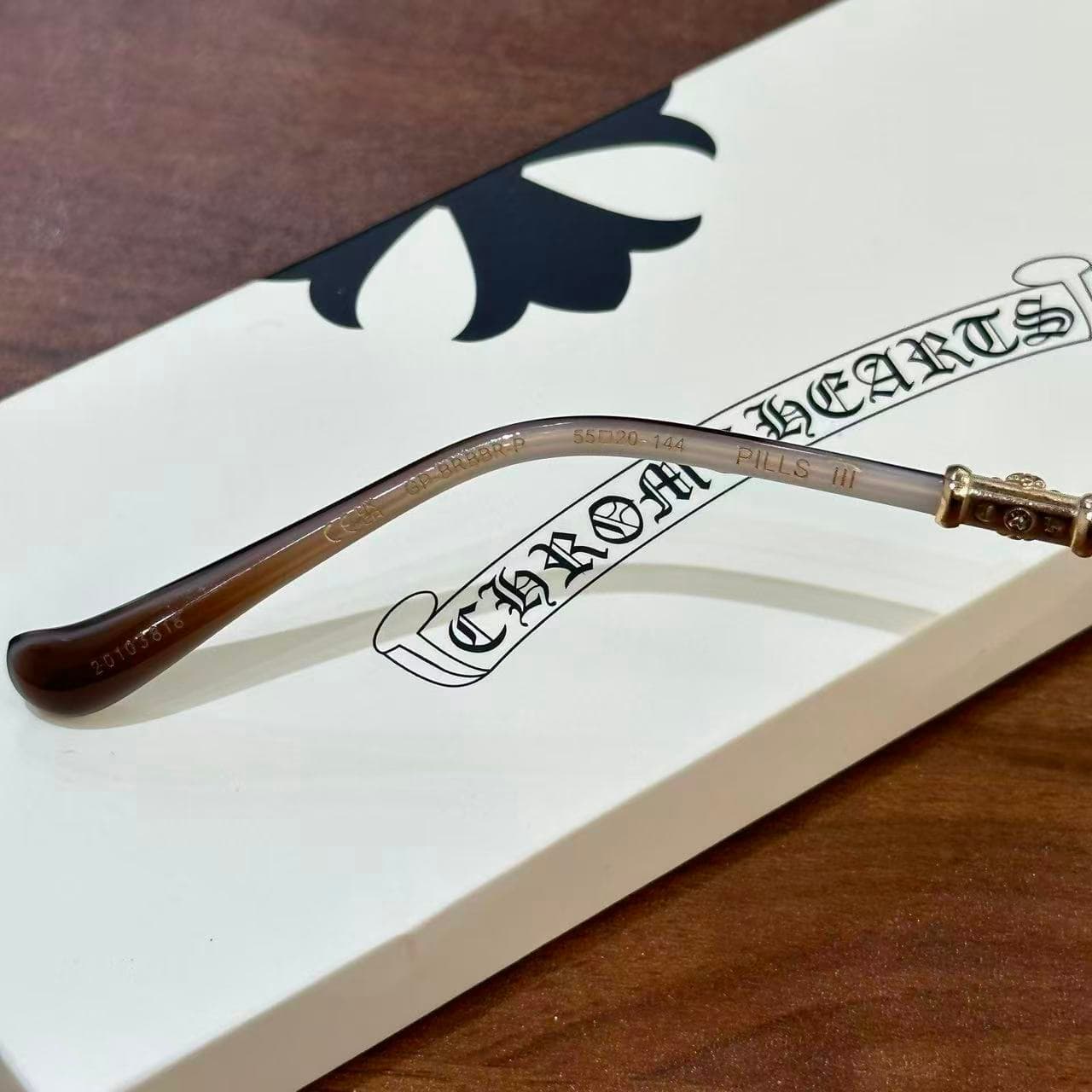 Внутренняя сторона заушника очков Chrome Hearts PILLS III с гравировкой и маркировкой
