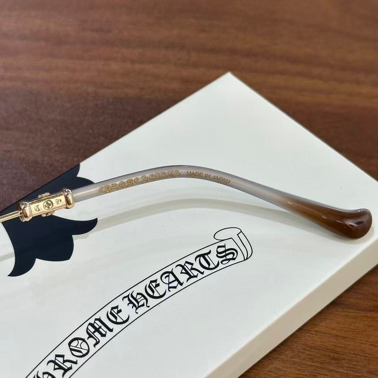 Заушник оправы Chrome Hearts с маркировкой Frame Made in Japan