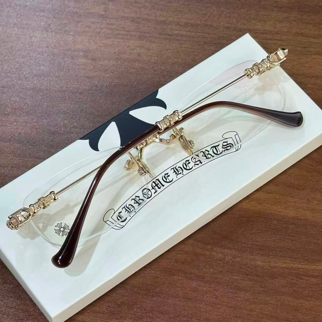 Очки Chrome Hearts PILLS III в сложенном виде, вид сверху