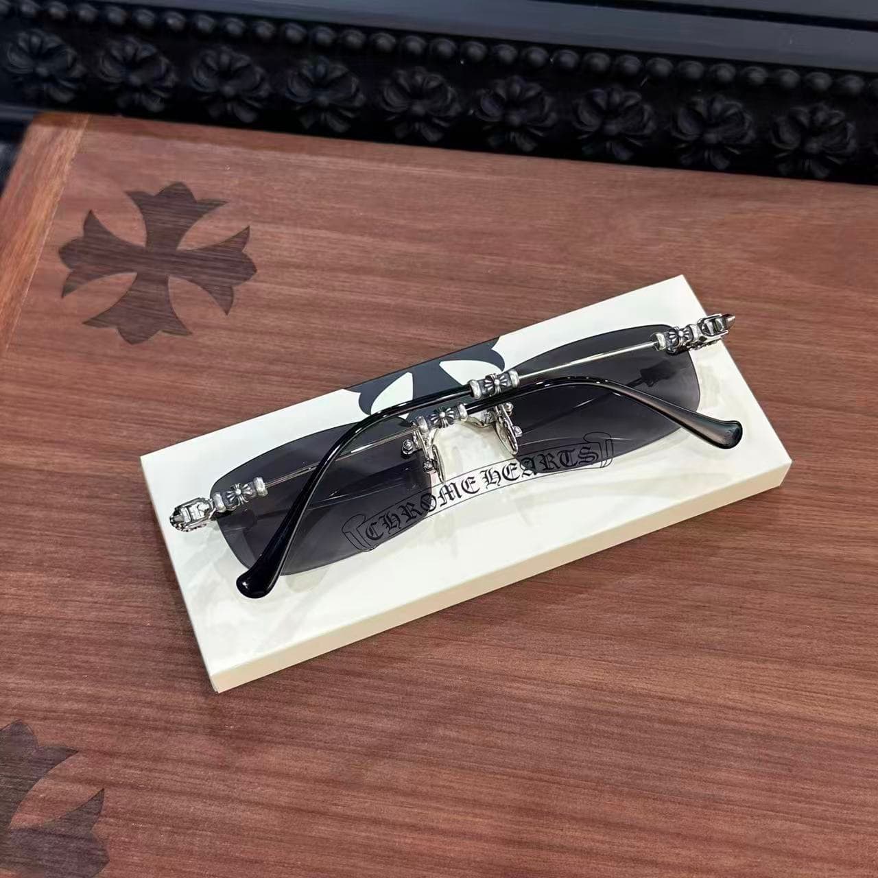 Очки Chrome Hearts PILLS III на фирменной подставке, вид сверху