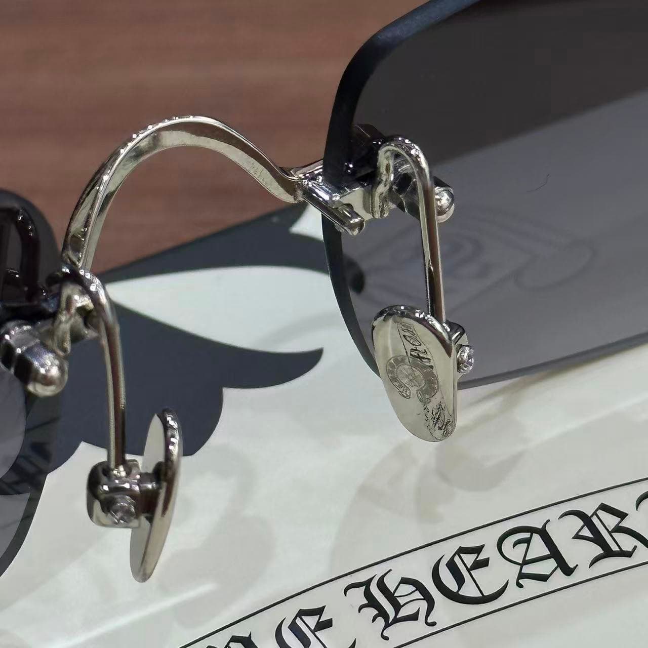 Деталь моста и носоупоров очков Chrome Hearts PILLS III