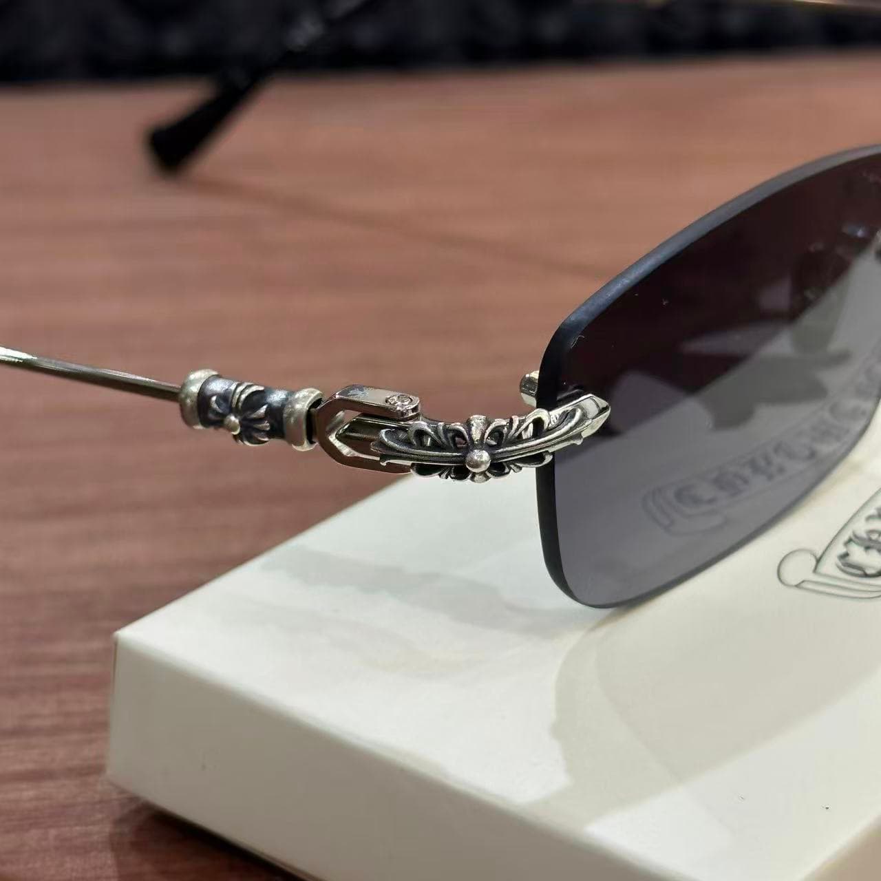 Крепление заушника с серебряным крестом очков Chrome Hearts PILLS III