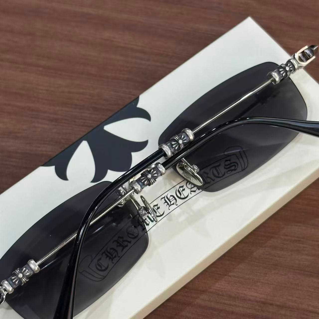 Оправа и линзы очков Chrome Hearts PILLS III крупным планом