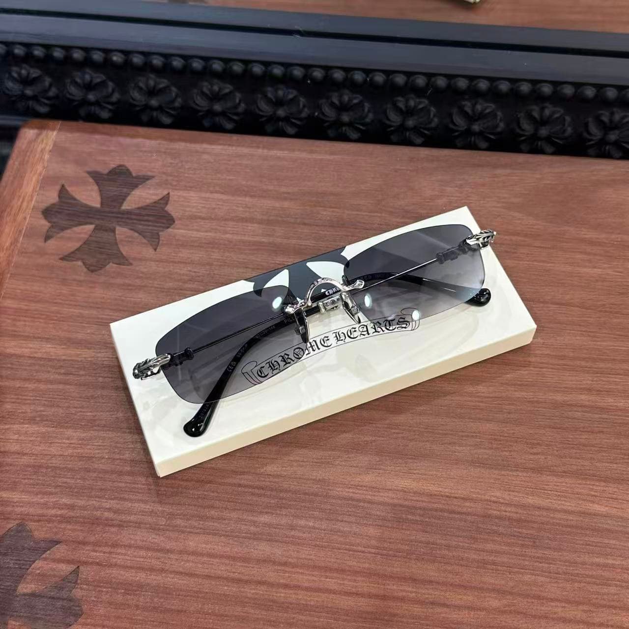 Очки Chrome Hearts PILLS III в сложенном виде на подставке