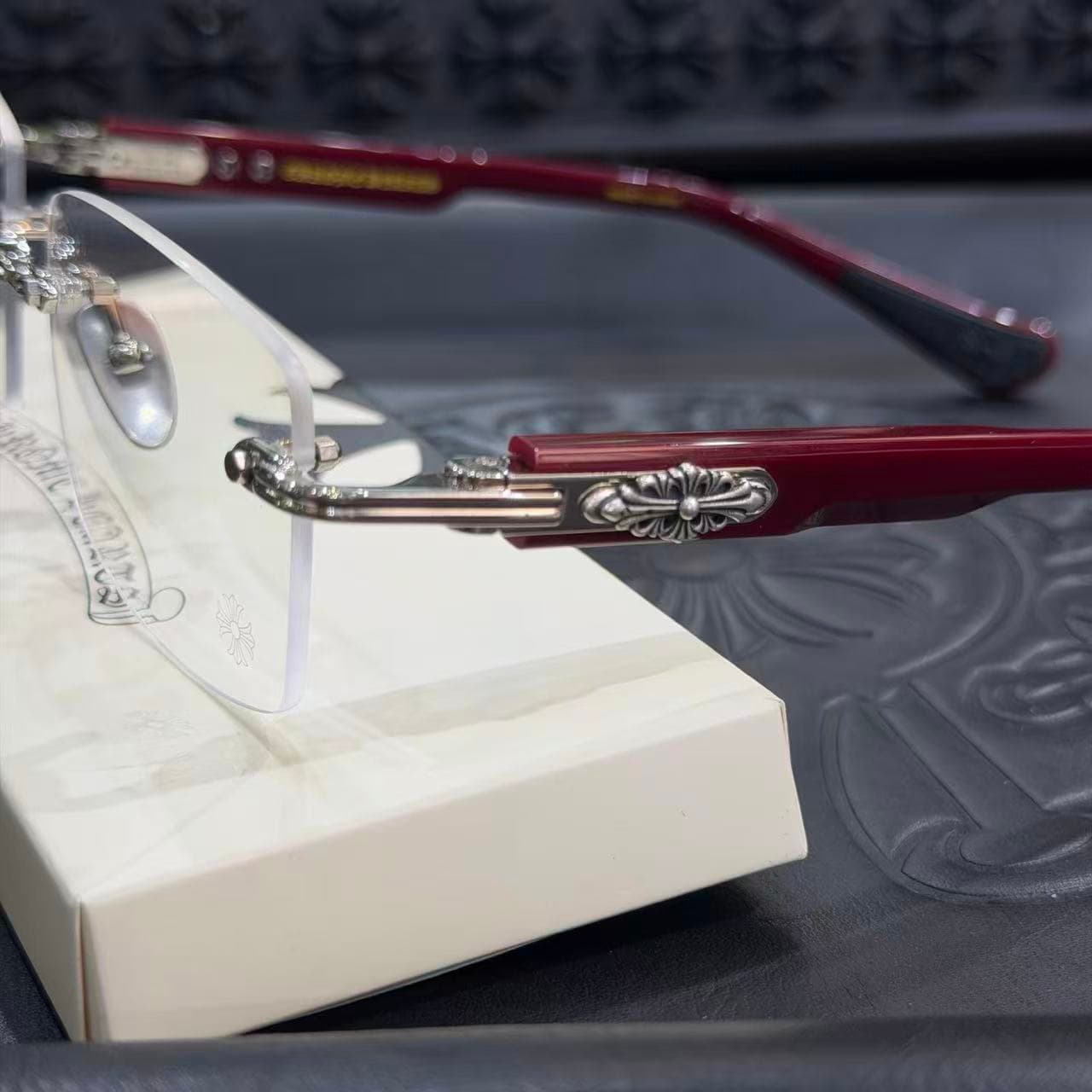 Крупный план серебряного декора и крепления заушника очков Chrome Hearts DEEP II