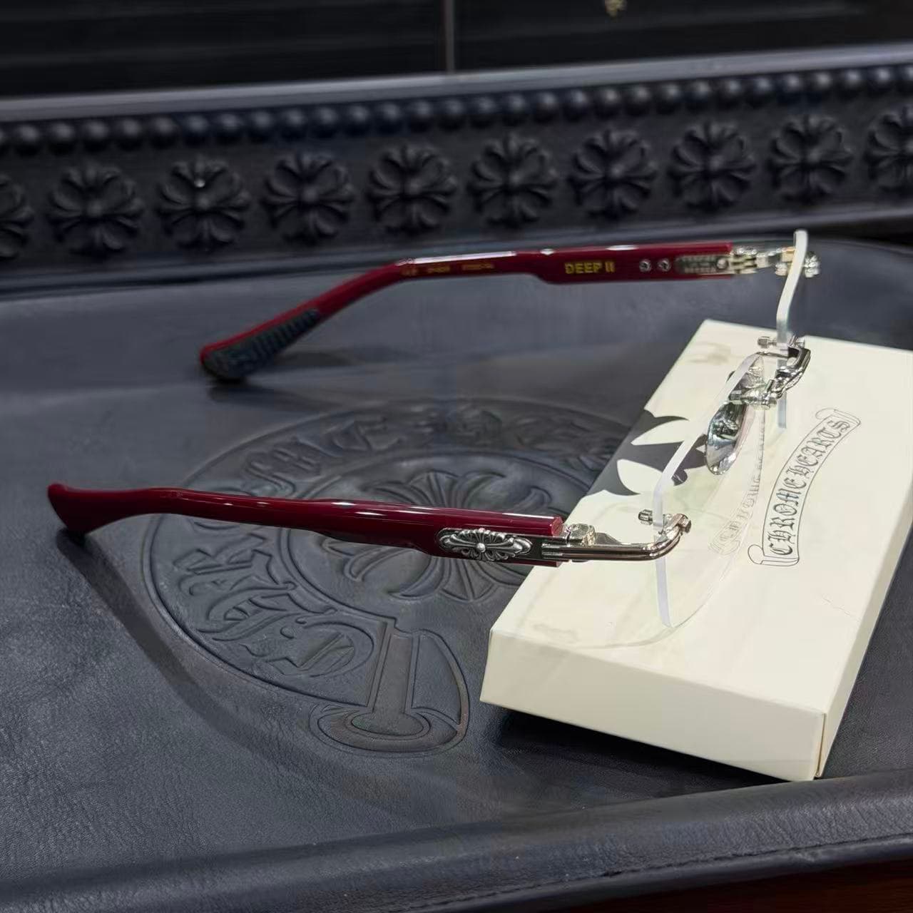 Очки Chrome Hearts DEEP II с раскрытыми дужками, вид сверху и сзади