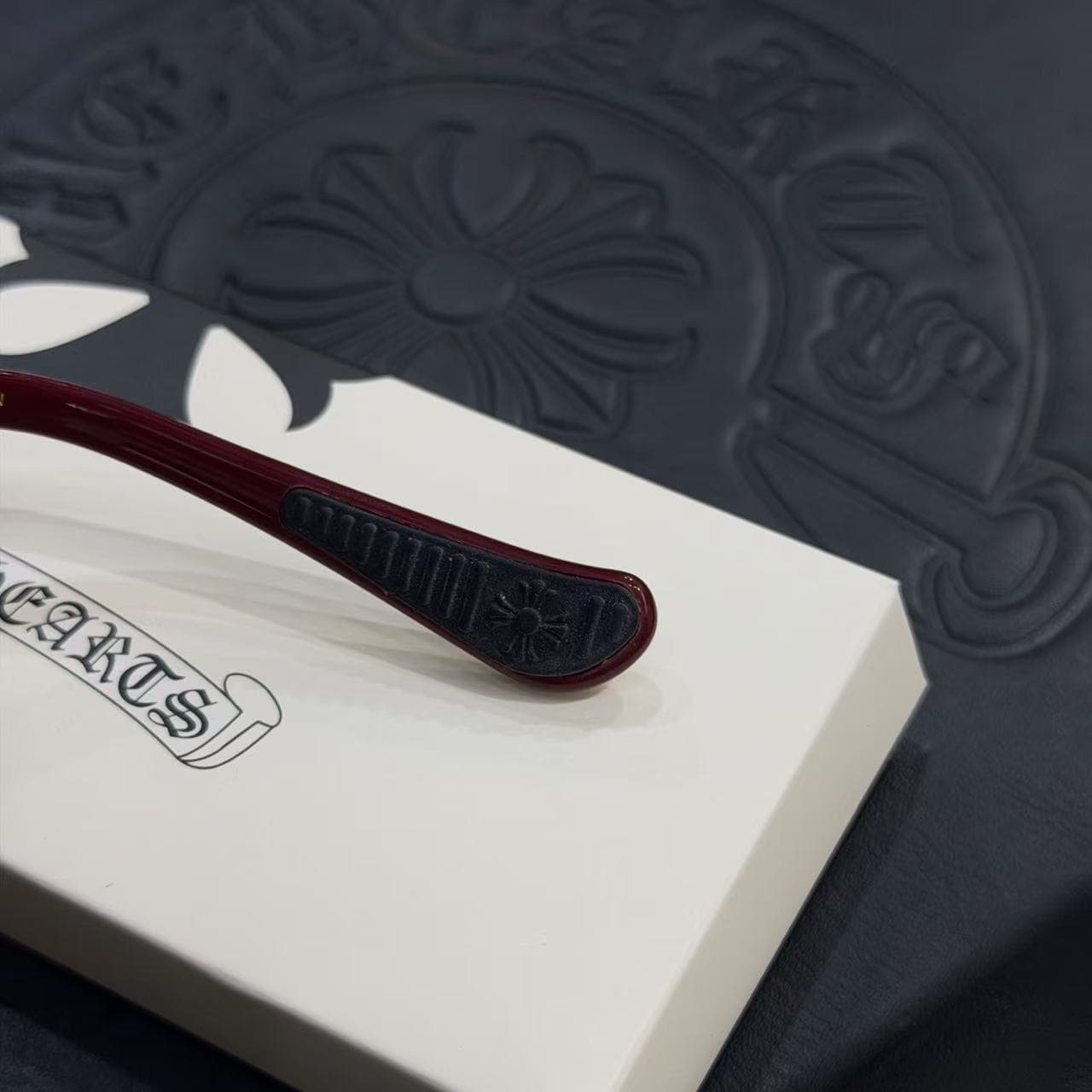 Окончание бордового заушника с рельефным крестом Chrome Hearts