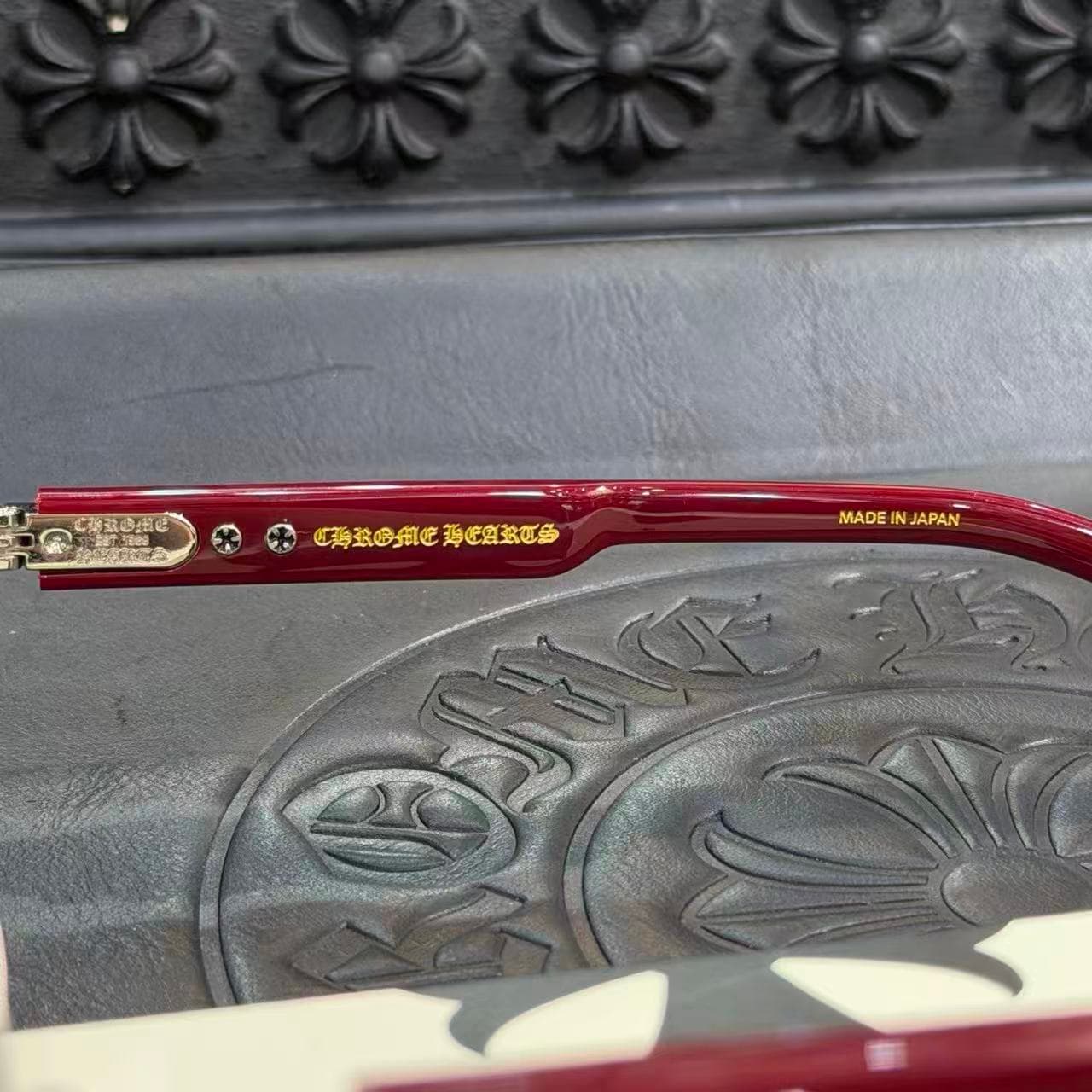 Внутренняя сторона правого заушника с золотистым логотипом Chrome Hearts