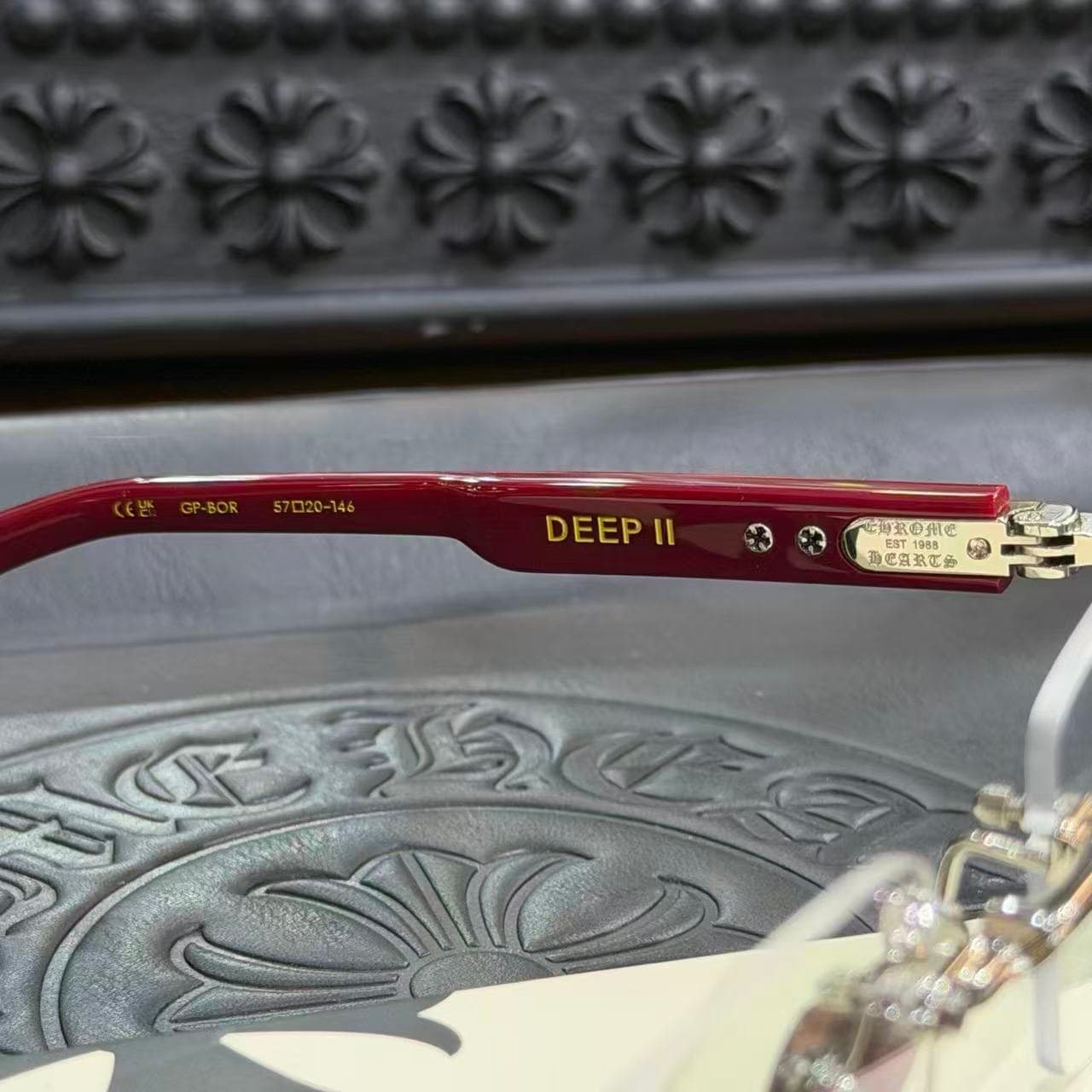 Маркировка названия модели DEEP II и размера 57-20-146 на внутреннем заушнике