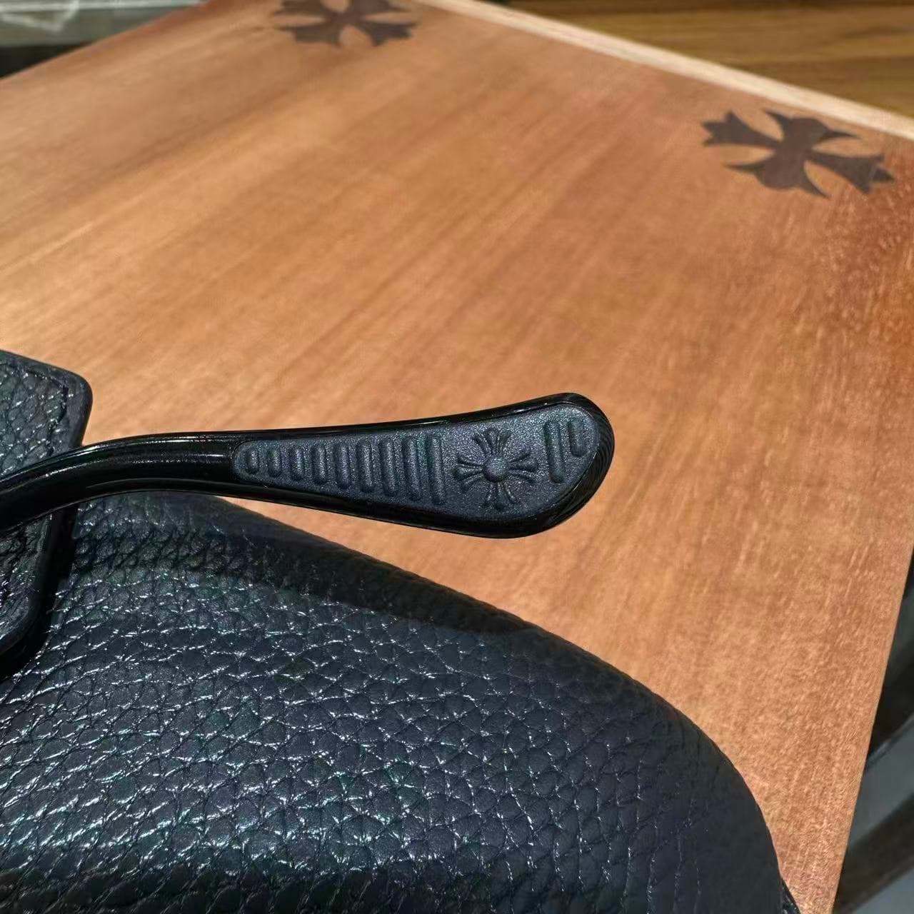 Заушник очков Chrome Hearts DEEP II с рельефным логотипом в виде креста