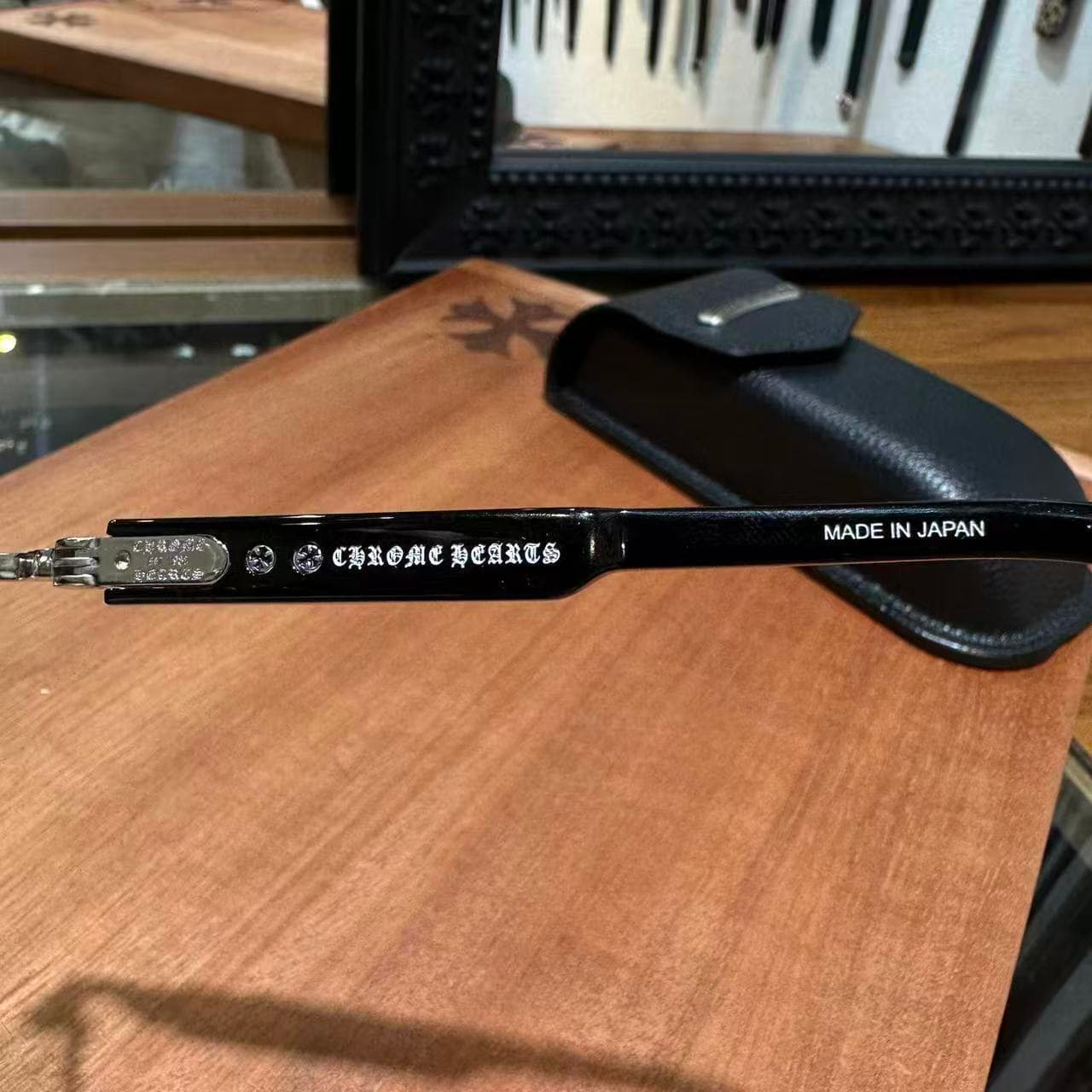 Внутренняя сторона дужки очков Chrome Hearts DEEP II с надписью Made in Japan