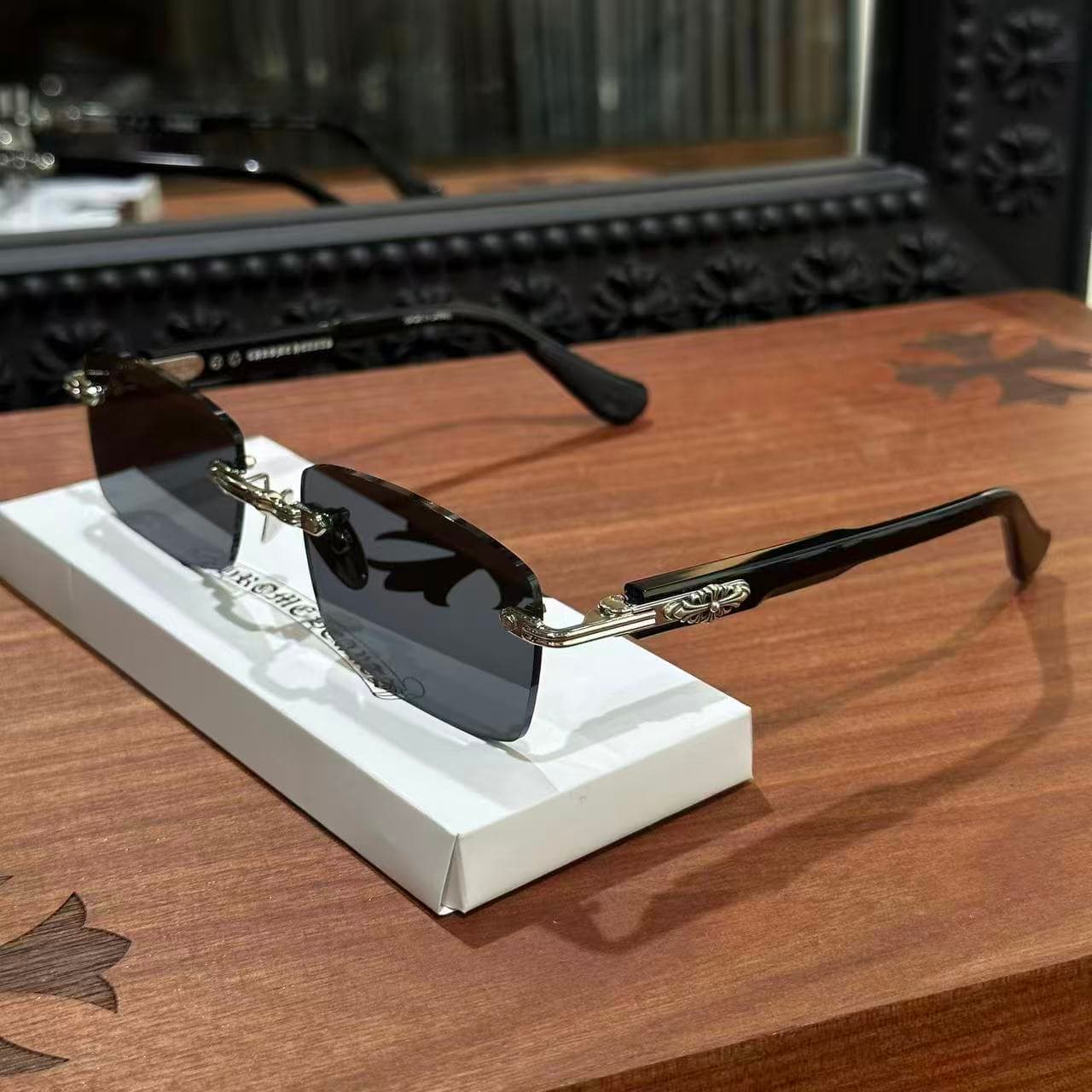 Солнцезащитные безободковые очки Chrome Hearts DEEP II в ракурсе три четверти