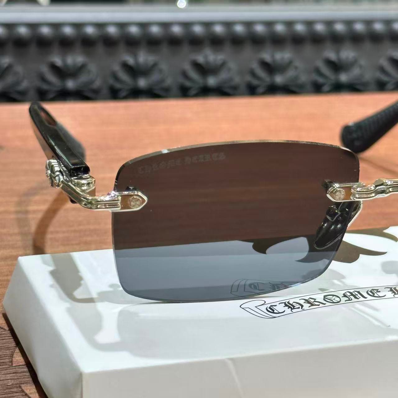Прямоугольная градиентная линза очков Chrome Hearts DEEP II крупным планом
