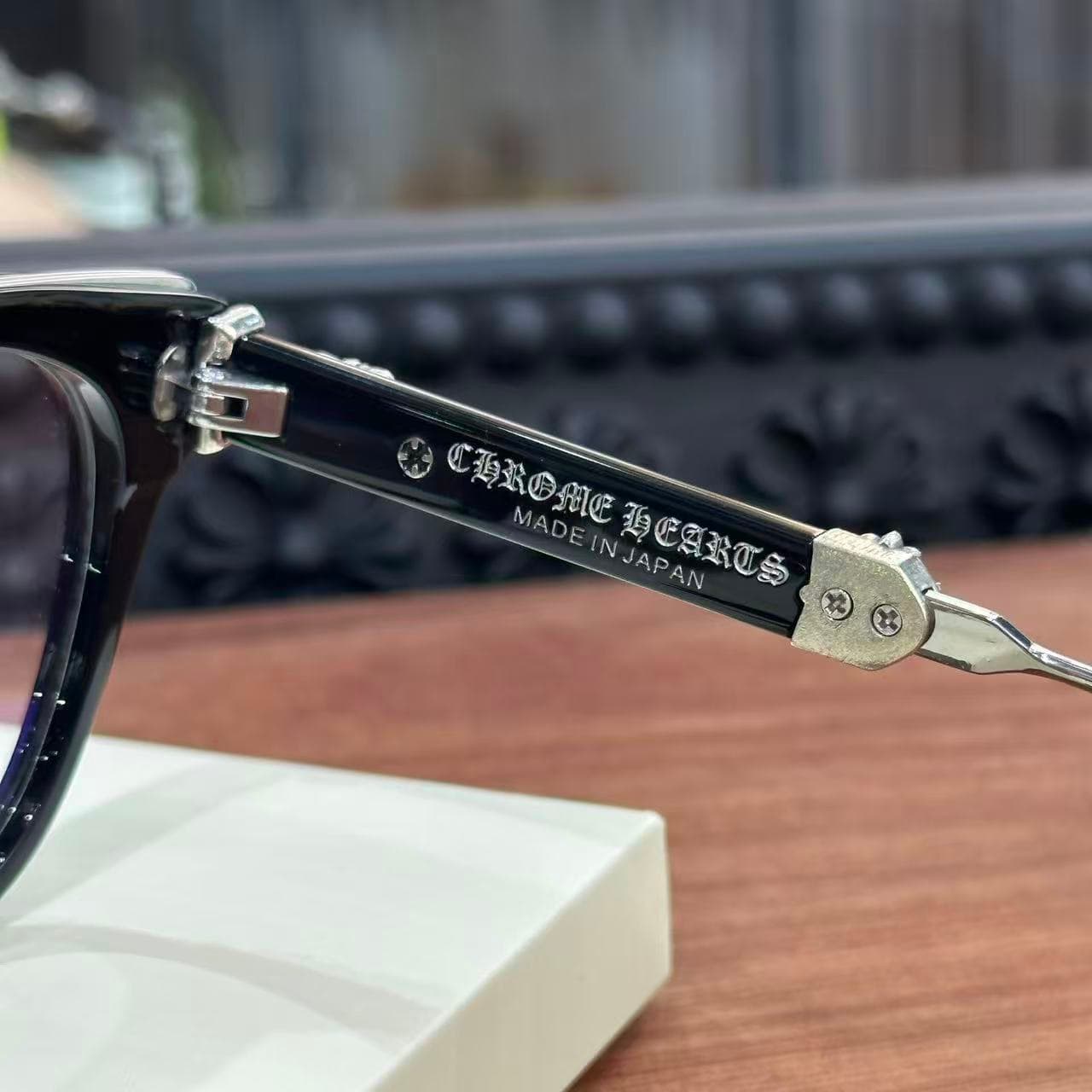 Внутренняя сторона заушника с гравировкой Chrome Hearts Made in Japan