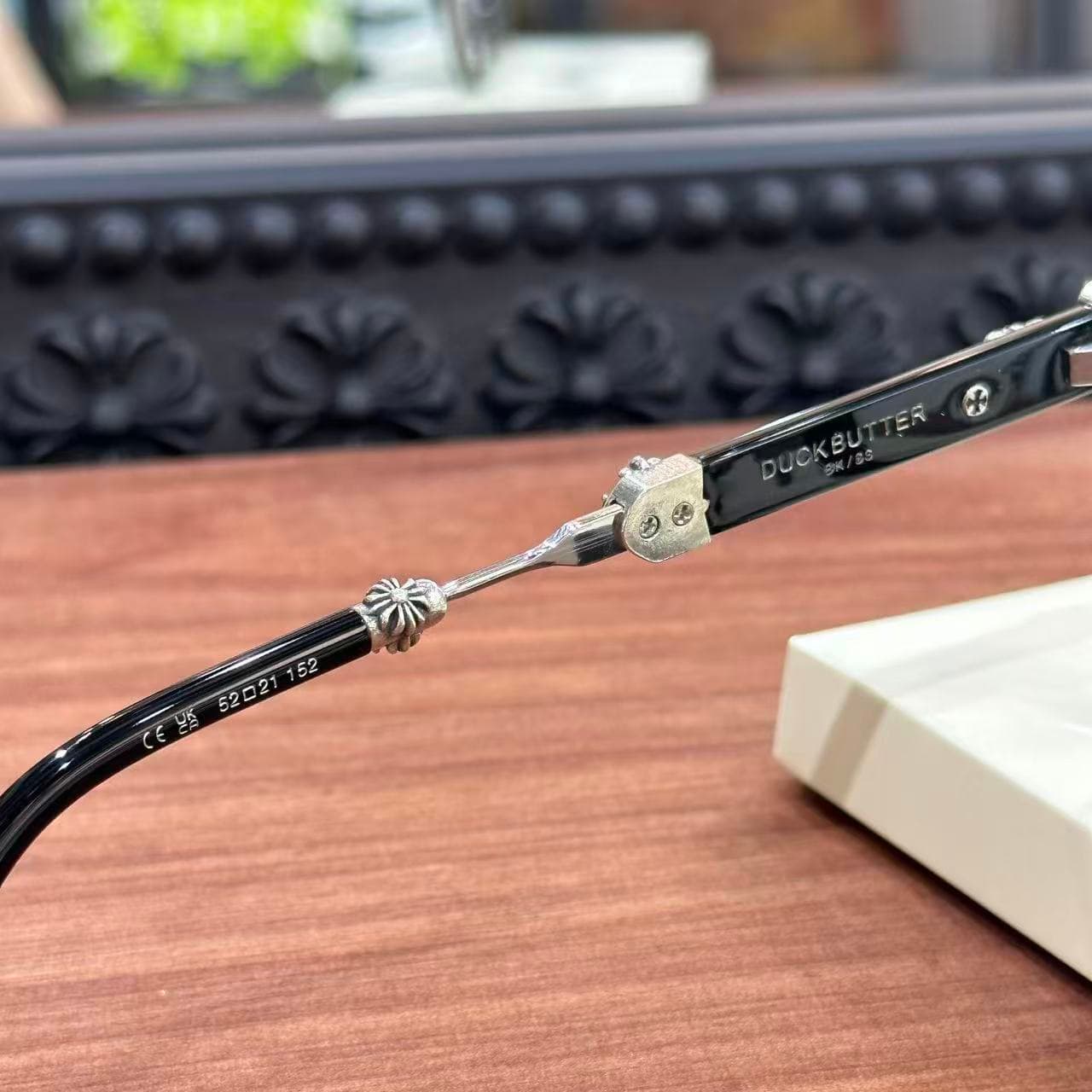 Маркировка модели Chrome Hearts DUCK BUTTER и размера 52-21-152 на заушнике