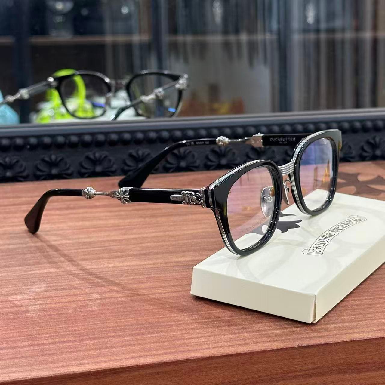 Очки Chrome Hearts DUCK BUTTER на белой подставке, вид сбоку