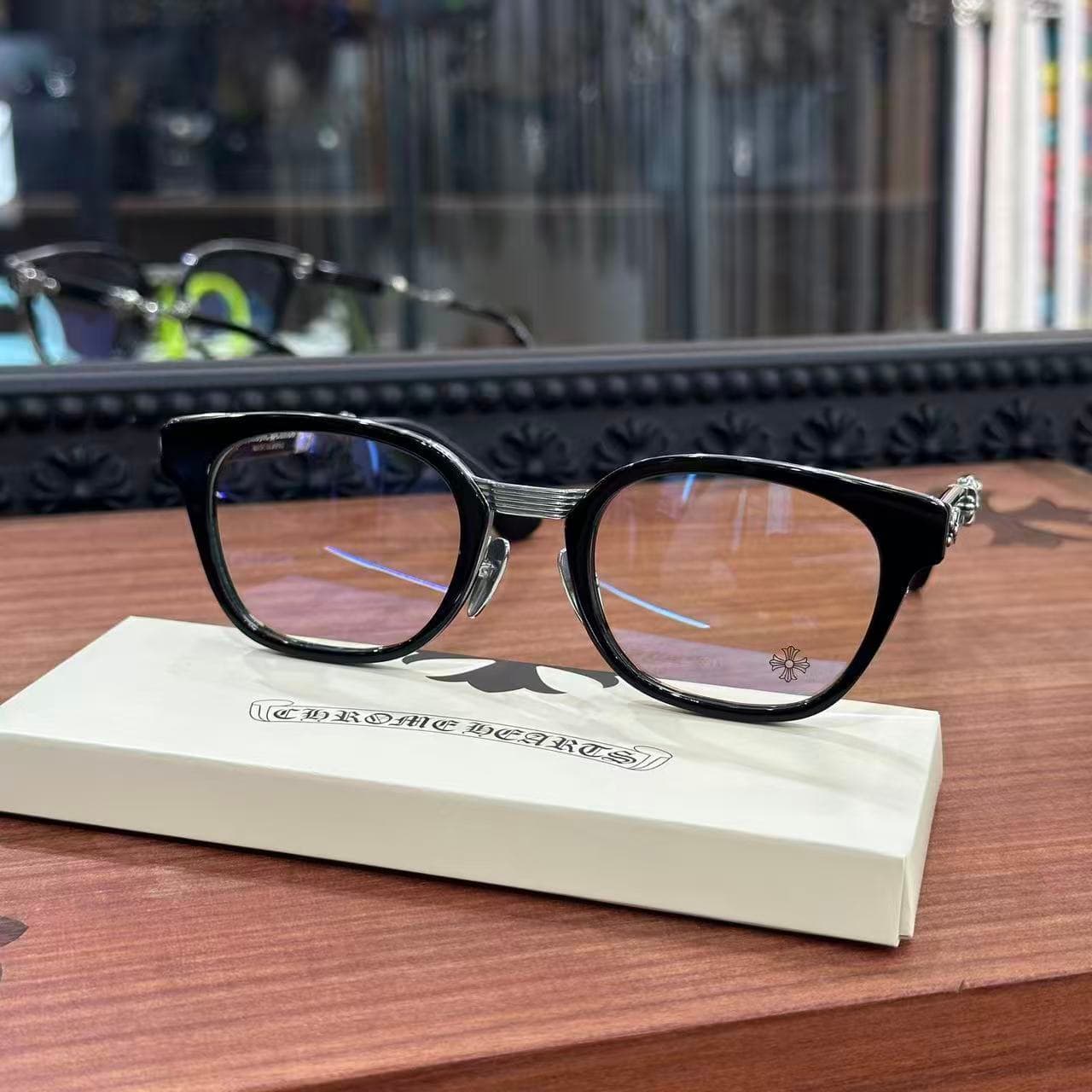 Фронтальный вид очков Chrome Hearts DUCK BUTTER