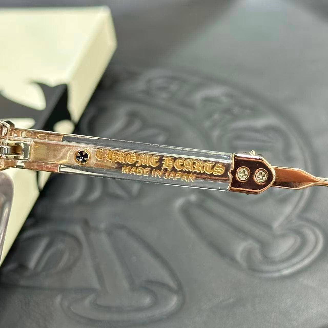 Гравировка Chrome Hearts Made in Japan на дужке очков крупным планом