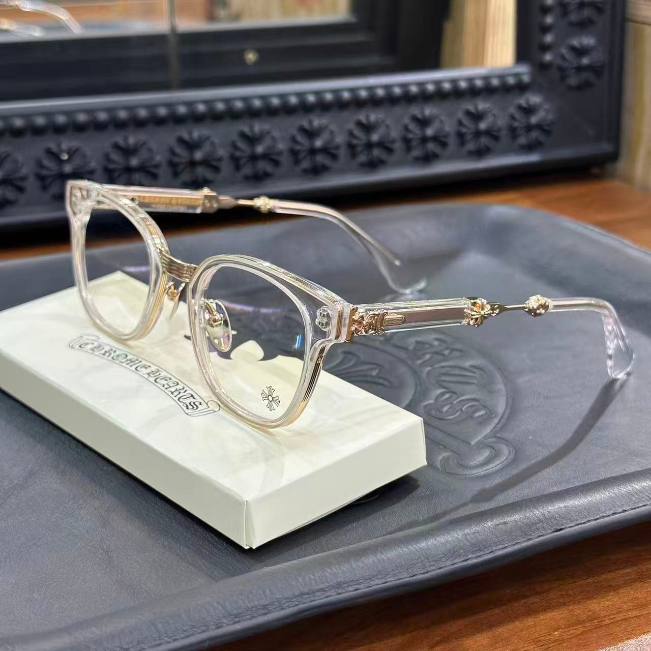 Очки Chrome Hearts DUCK BUTTER в ракурсе три четверти на фирменной подставке