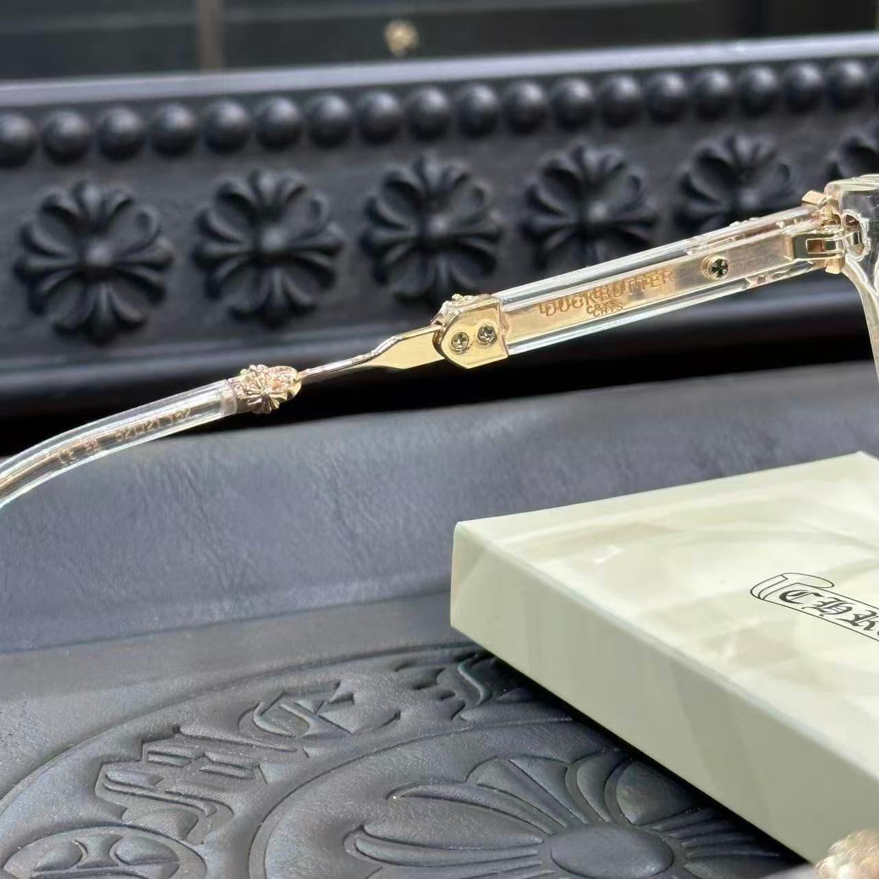 Крепление заушника с фирменными геральдическими деталями Chrome Hearts