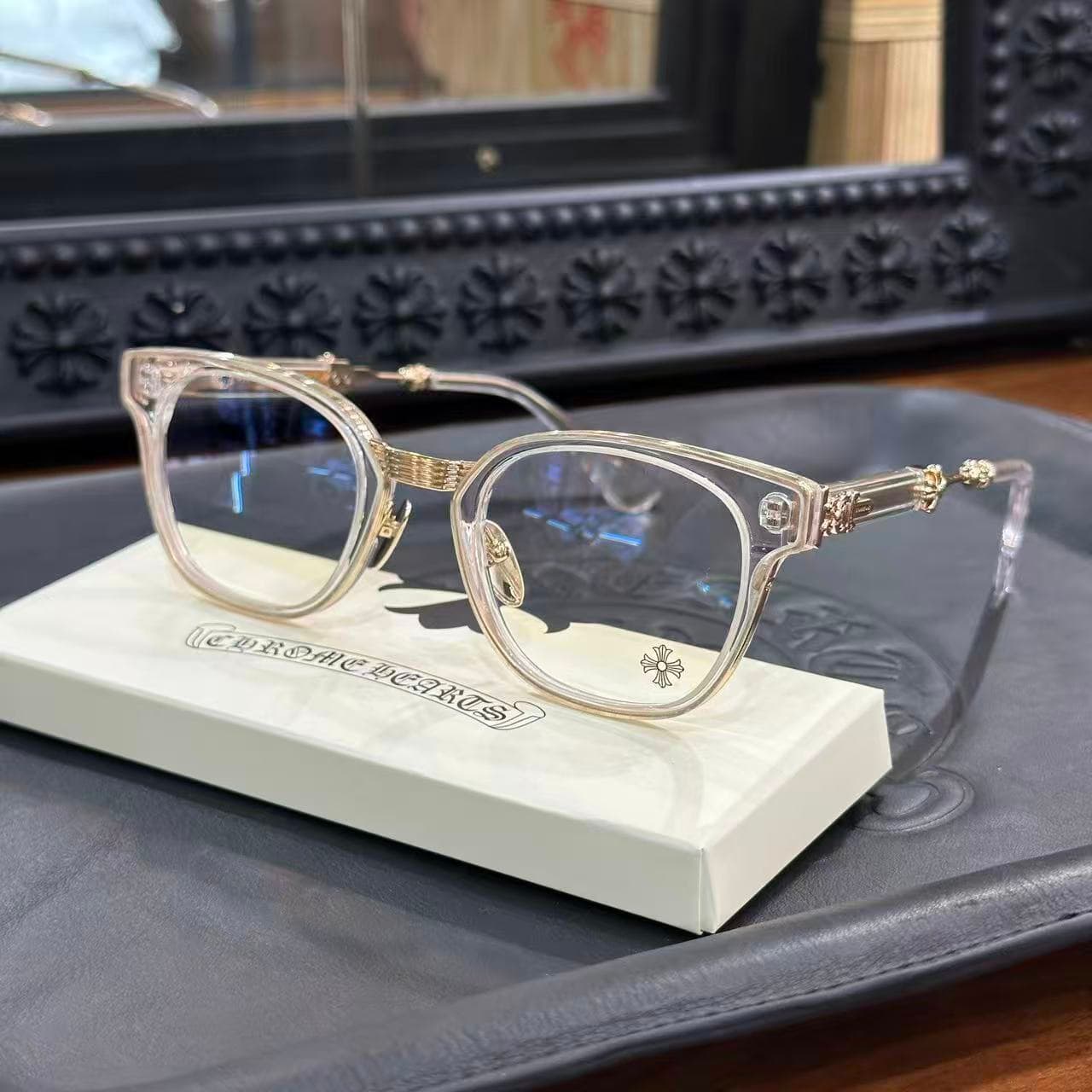 Вид спереди на прозрачно-золотую оправу очков Chrome Hearts DUCK BUTTER