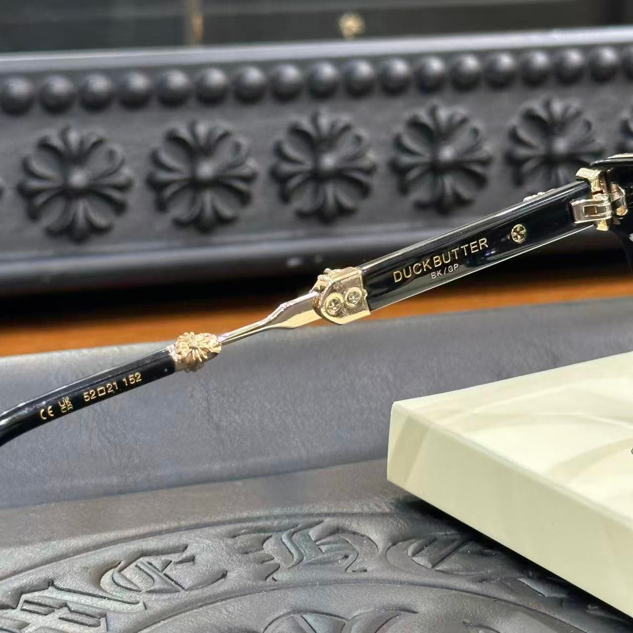 Внутренняя сторона дужки очков Chrome Hearts с маркировкой Duck Butter и размером 52-21-152