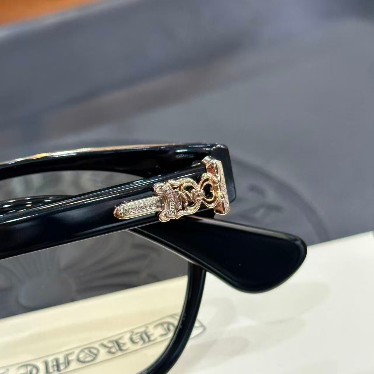Крупный план шарнира очков Chrome Hearts с декором Dagger из серебра 925 пробы