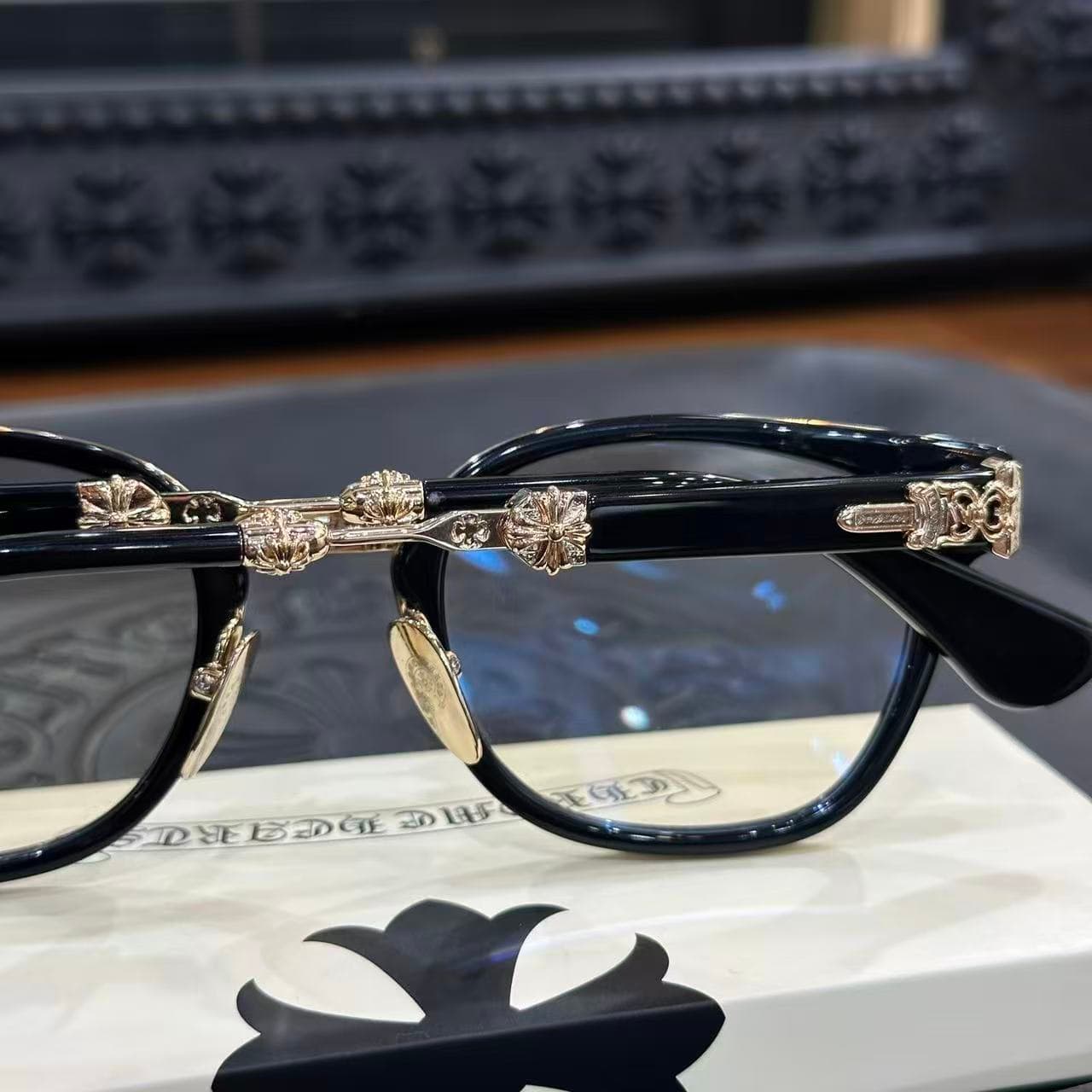 Фронтальный вид верхней части оправы Chrome Hearts Duck Butter с гравированным мостом