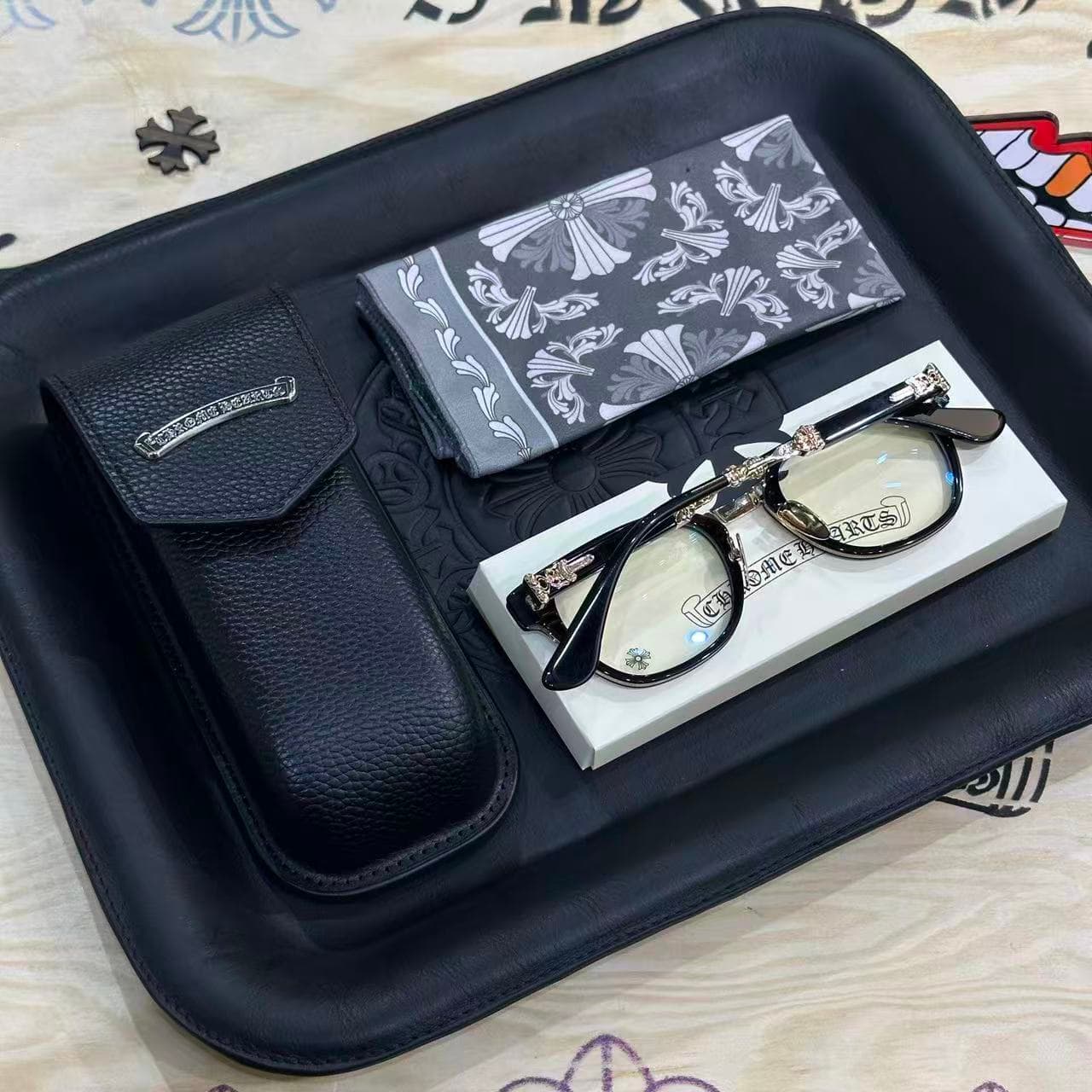 Комплект поставки очков Chrome Hearts Duck Butter: оправа, кожаный футляр и микрофибра