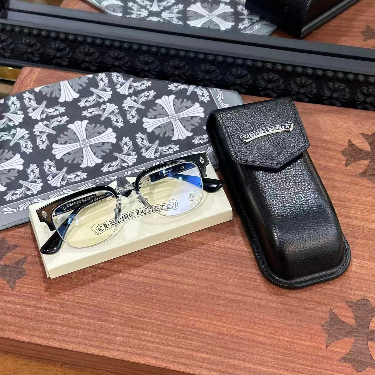 Очки Chrome Hearts EVAGILIST с кожаным футляром и салфеткой
