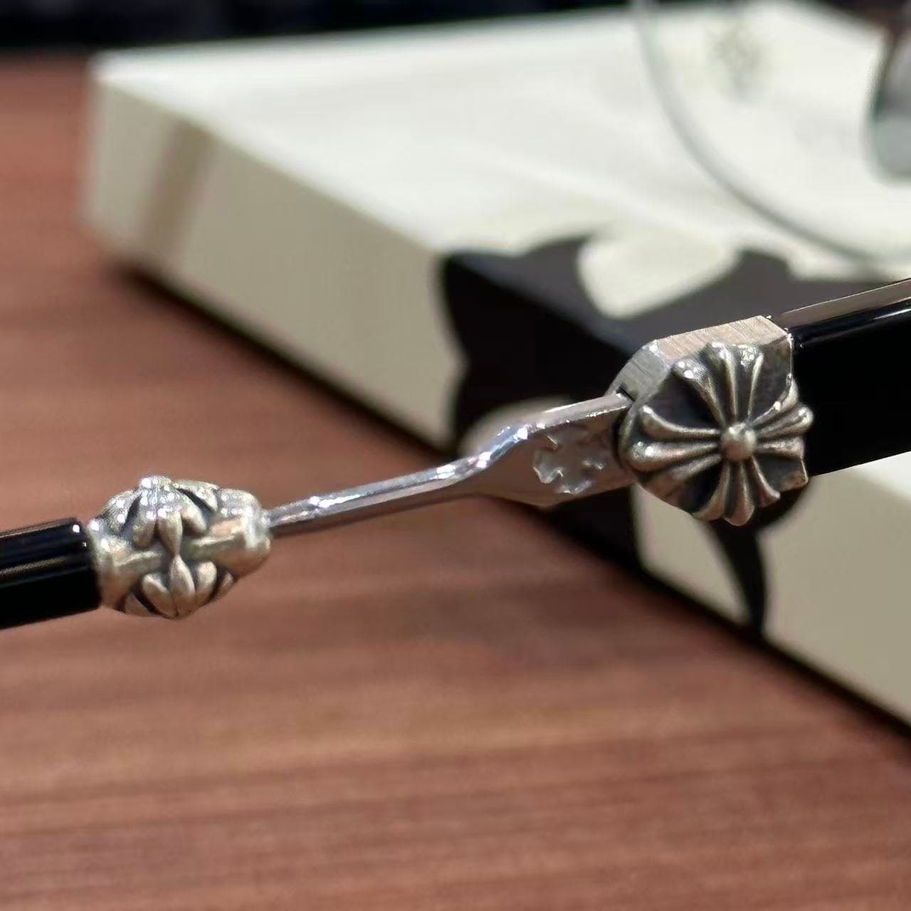 Серебряный декоративный элемент на дужке очков Chrome Hearts EVAGILIST