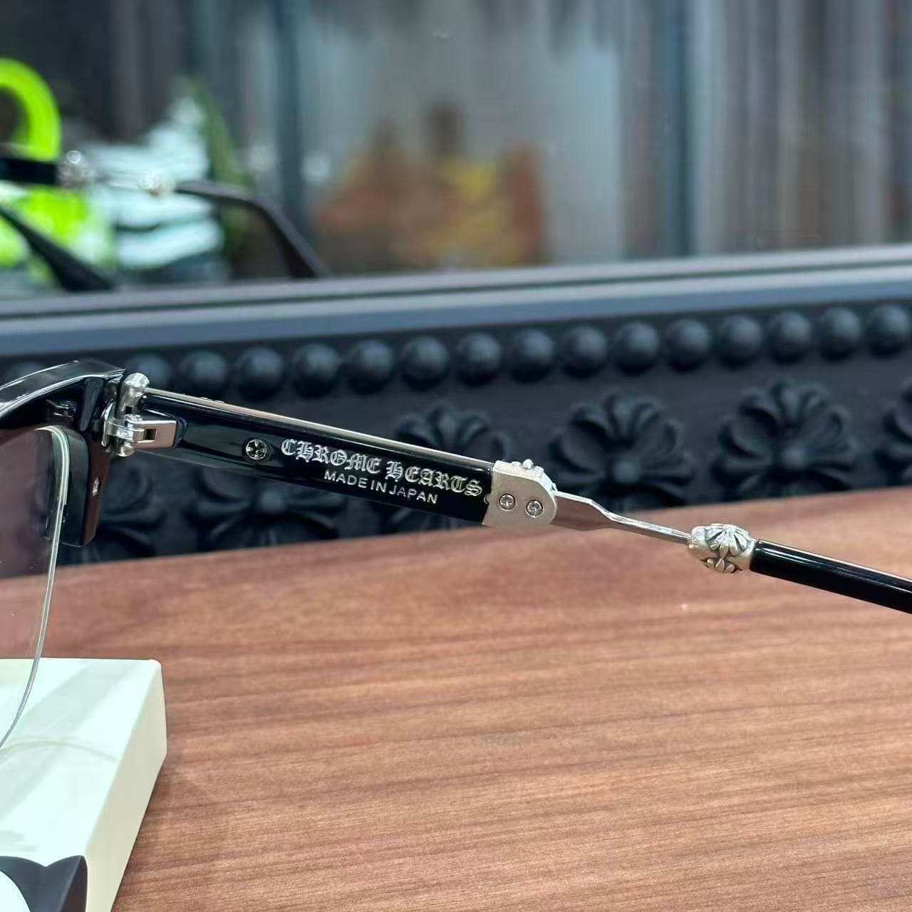 Внутренняя сторона дужки с гравировкой Chrome Hearts Made in Japan