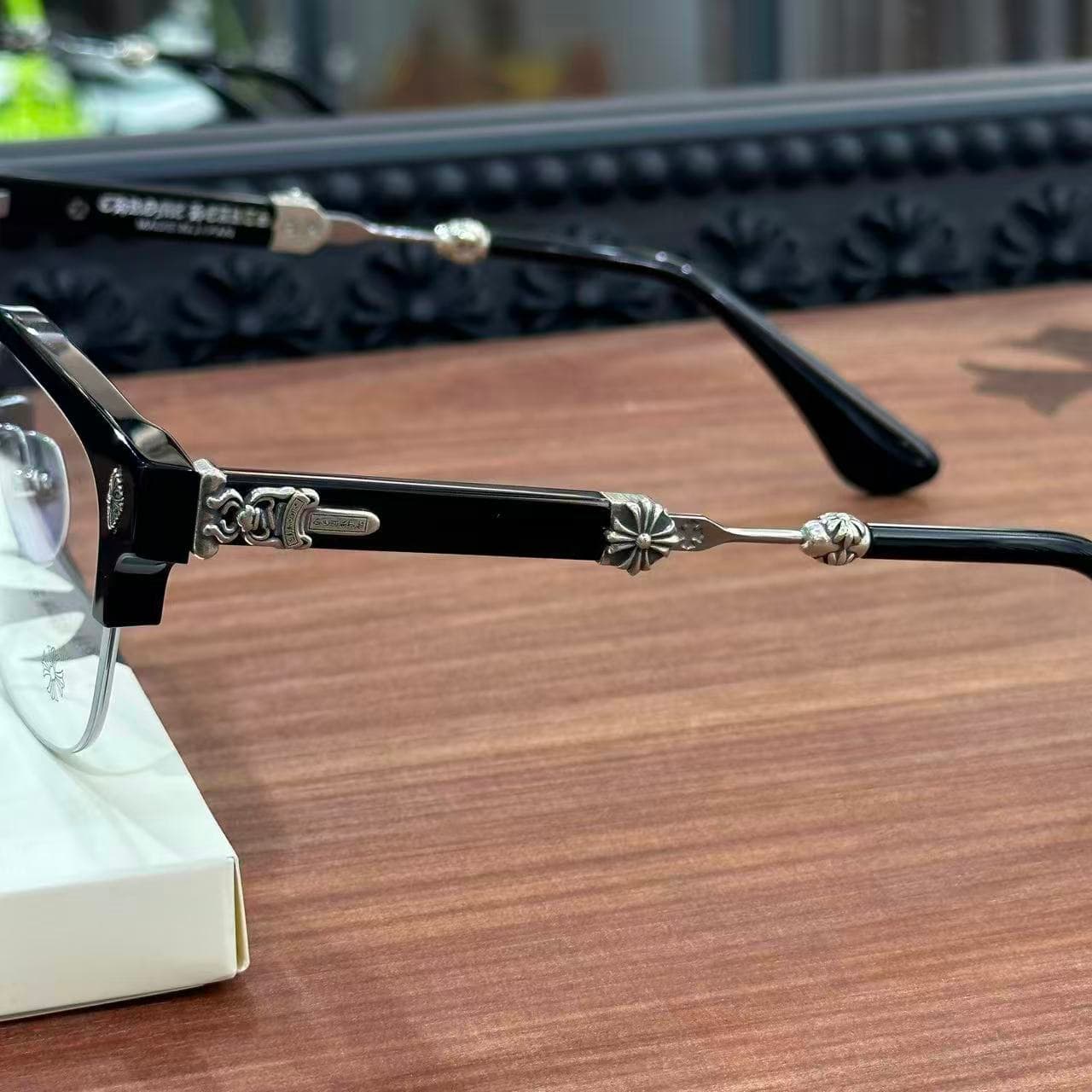 Боковой ракурс дужки с фирменным серебряным крестом Chrome Hearts