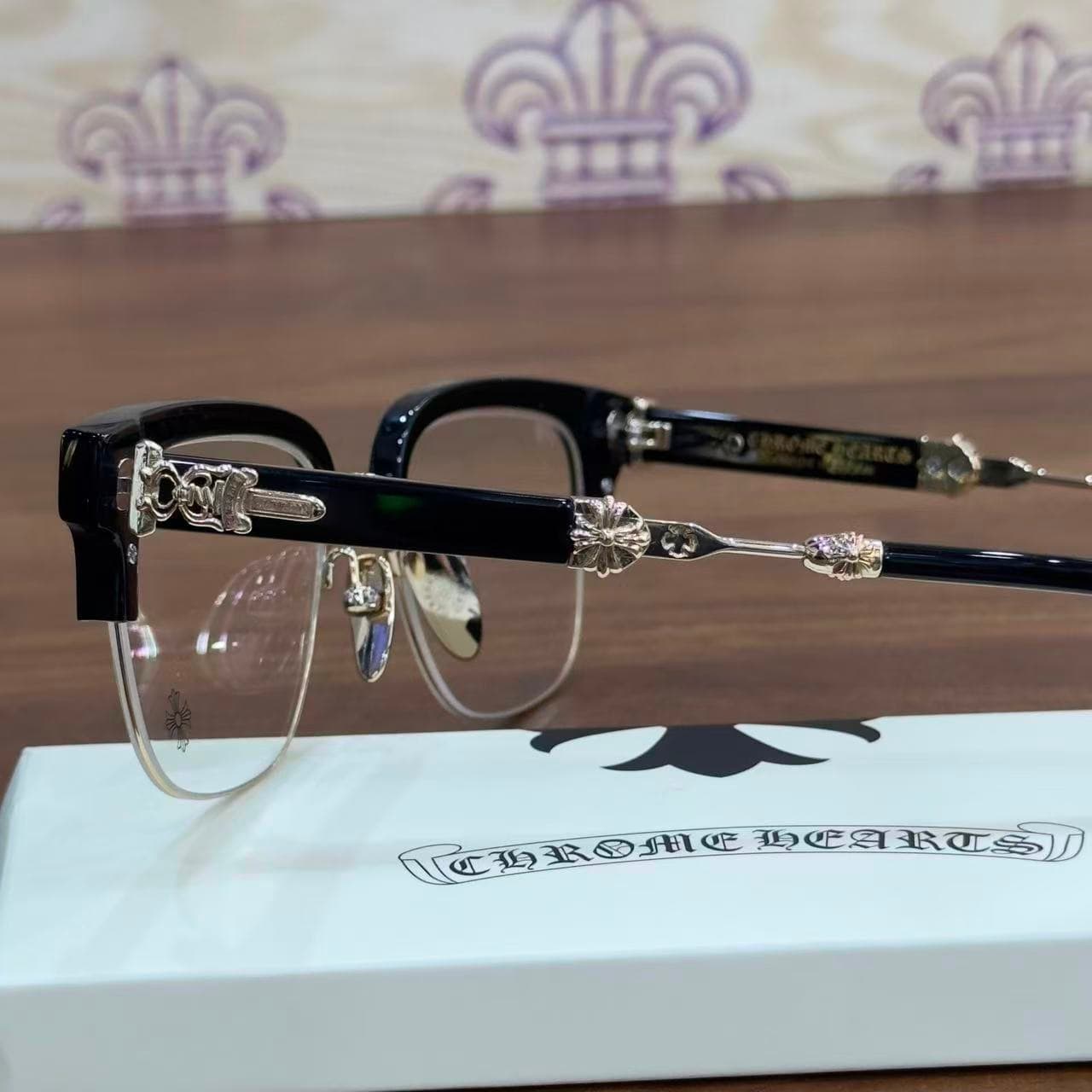 Полуободковая оправа Chrome Hearts EVAGILIST в черном цвете с золотом, вид сбоку