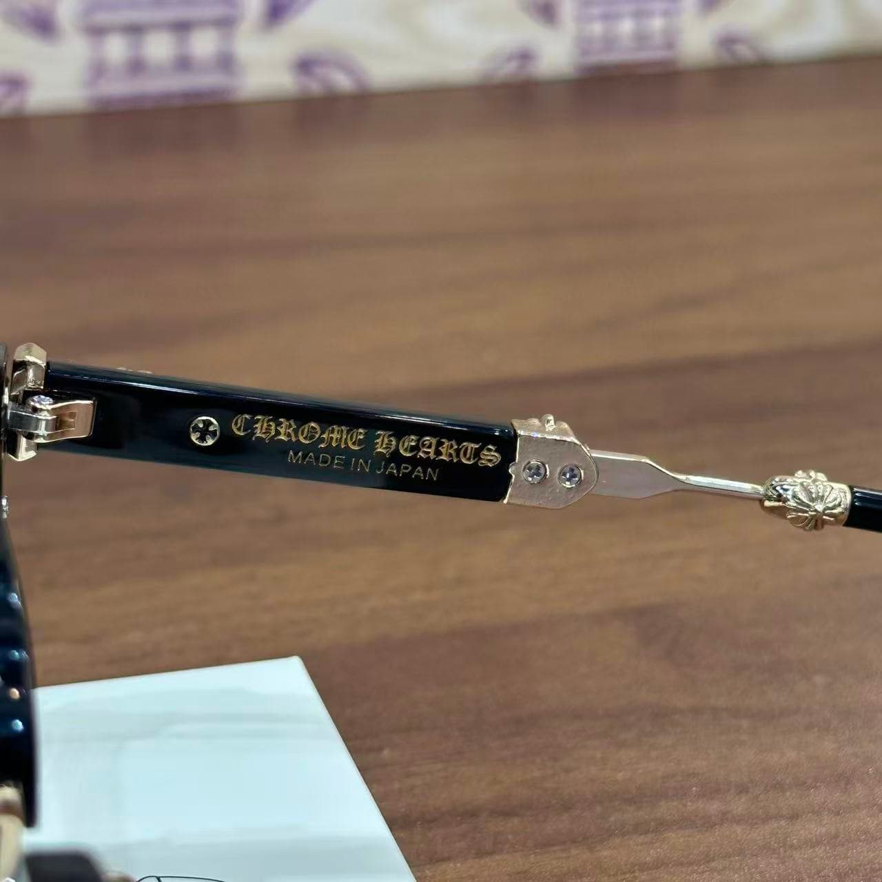 Гравировка Chrome Hearts Made in Japan на внутренней стороне заушника