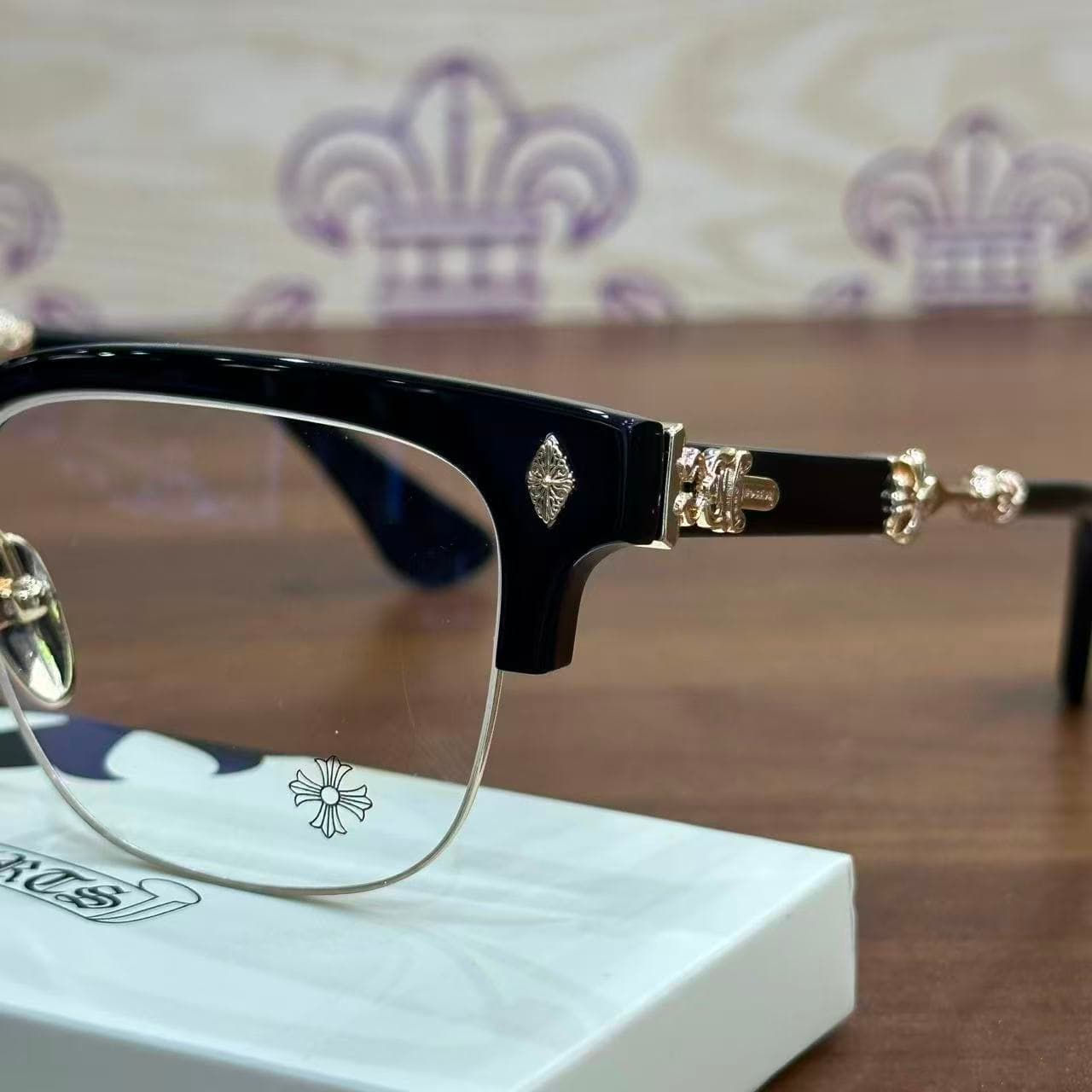 Фронтальная часть оправы Chrome Hearts EVAGILIST с фирменной крестообразной заклепкой