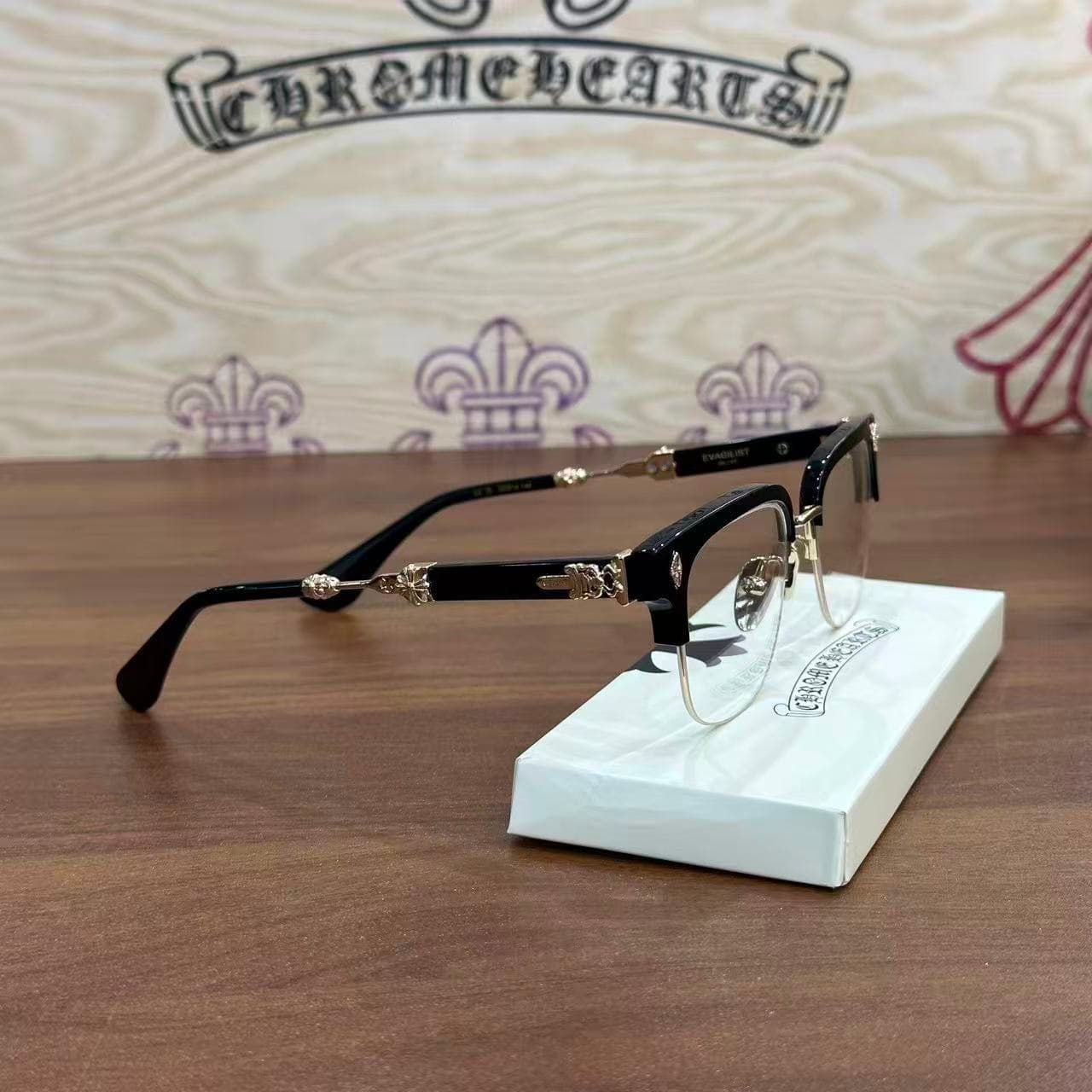Очки Chrome Hearts EVAGILIST в ракурсе три четверти на фирменной подставке