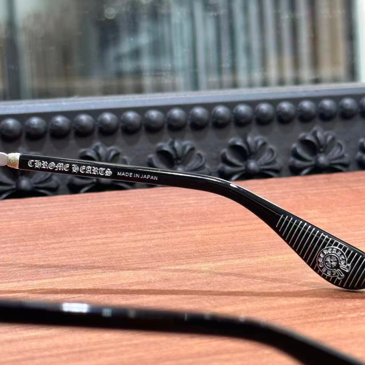 Внутренняя сторона левого заушника с гравировкой Chrome Hearts Made in Japan