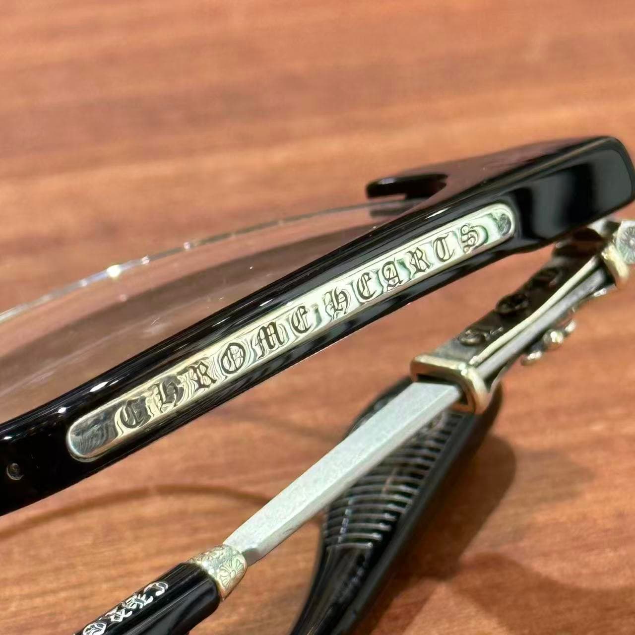 Верхняя часть оправы с серебряной накладкой с логотипом Chrome Hearts