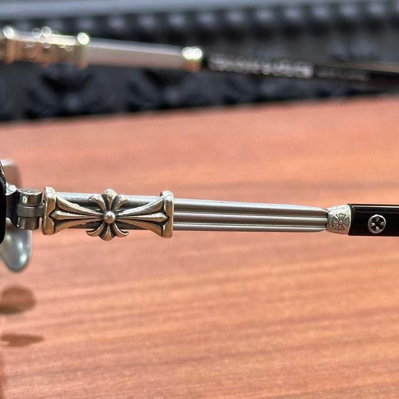 Серебряная дужка очков с объемным крестом Chrome Hearts крупным планом