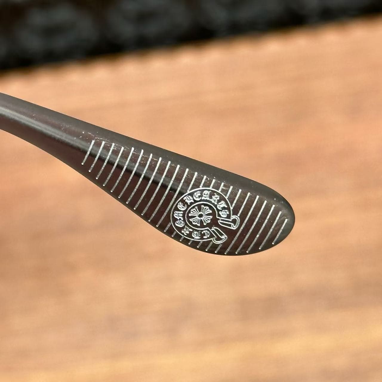 Наконечник заушника с фирменной круговой гравировкой Chrome Hearts