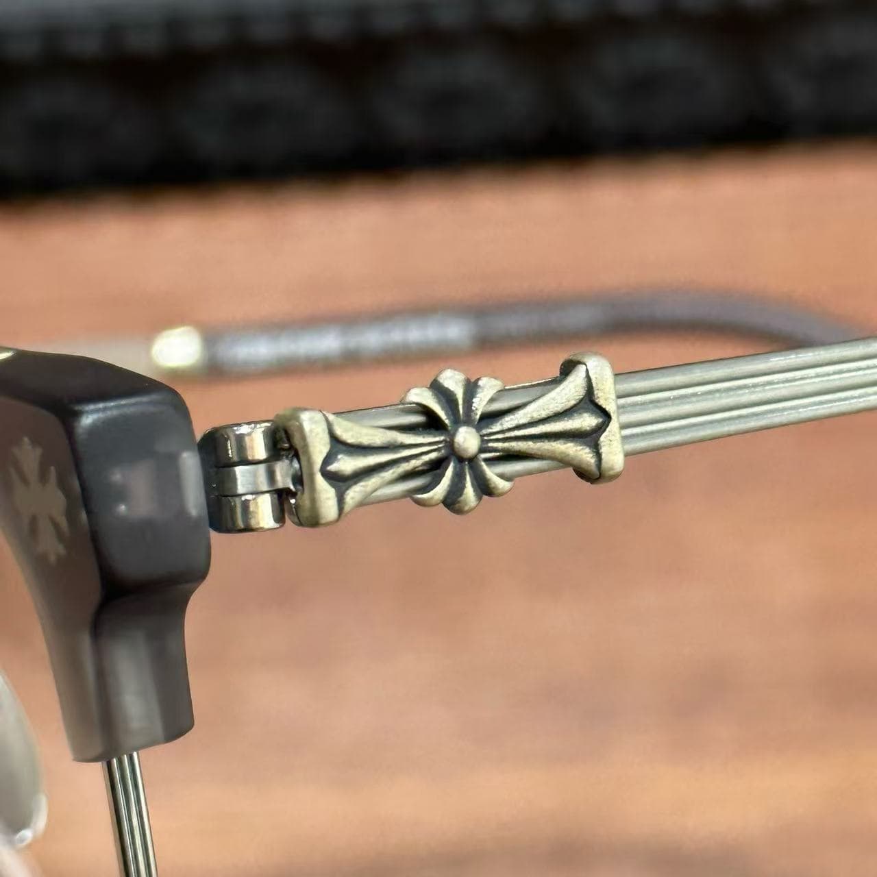 Серебряный декор в виде креста на заушнике очков Chrome Hearts