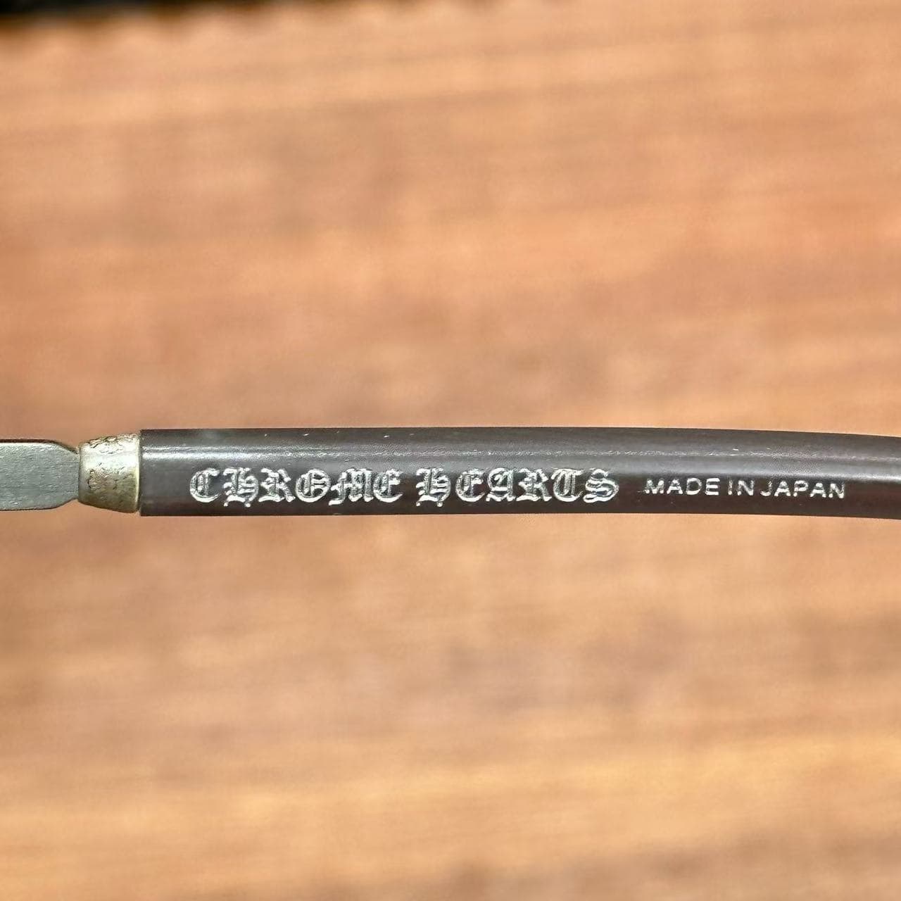 Гравировка Chrome Hearts Made in Japan на внутренней стороне заушника