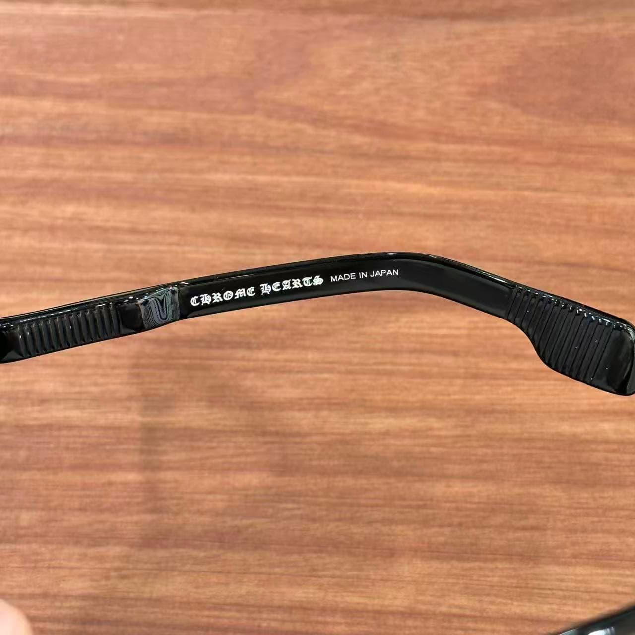 Гравировка Chrome Hearts Made in Japan на внутренней стороне заушника