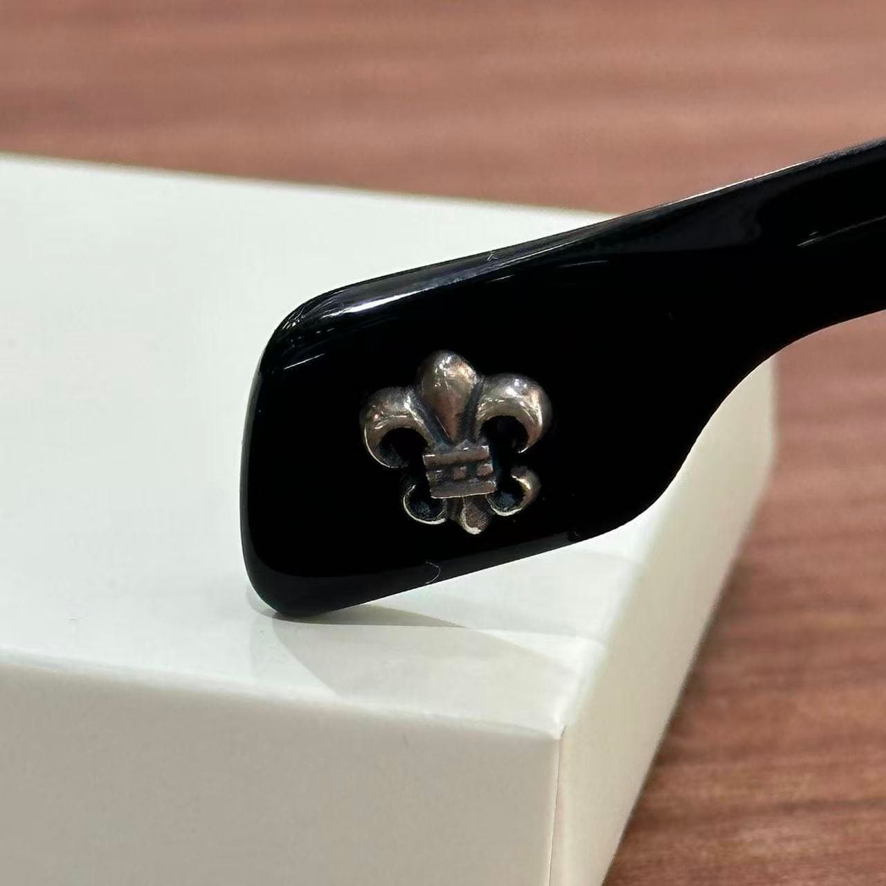 Серебряная накладка Fleur-de-lis на наконечнике заушника