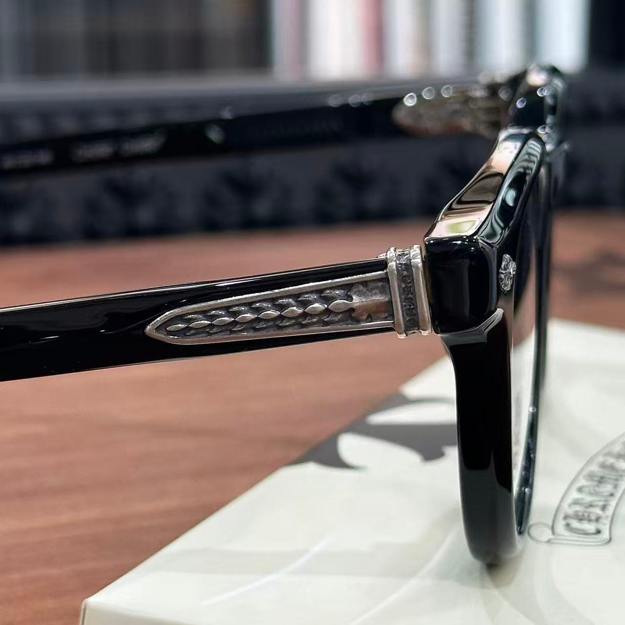 Филигранный серебряный декор на заушнике очков Chrome Hearts