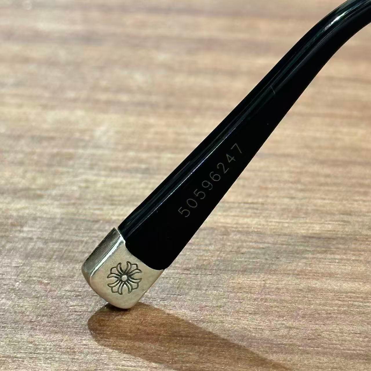 Наконечник заушника очков Chrome Hearts с серийным номером и серебряным элементом