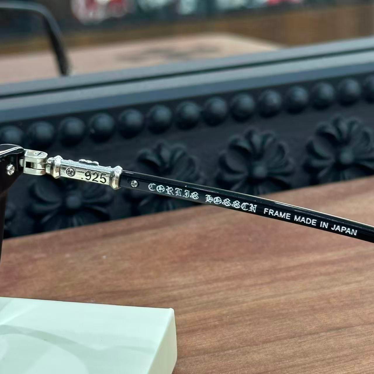 Гравировка с пробой 925 и маркировкой Made in Japan на внутренней стороне заушника