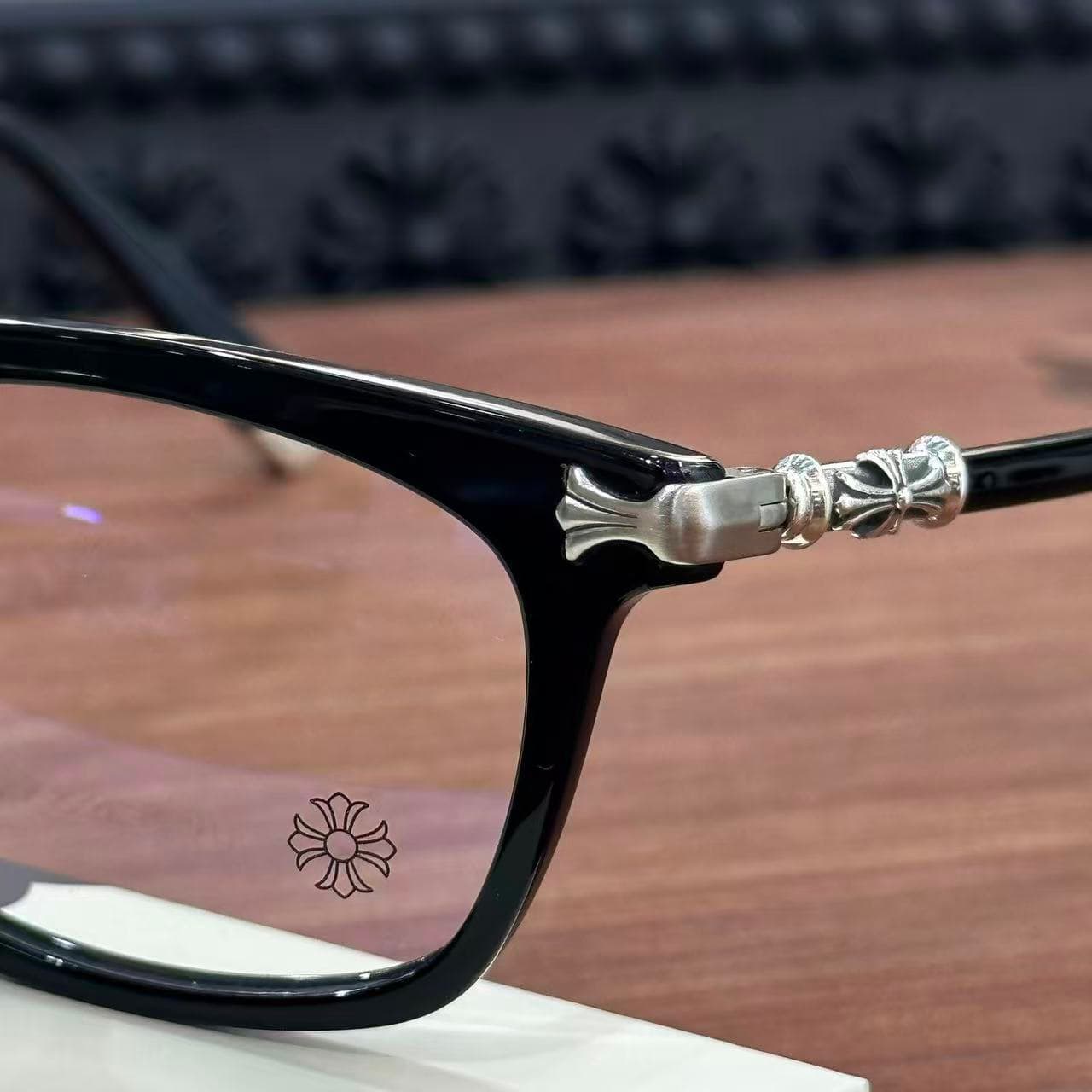 Крупный план петли и демонстрационной линзы очков Chrome Hearts FUN HATCH-A